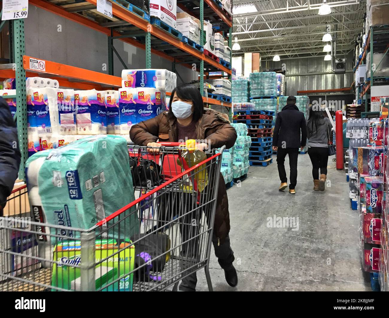 Donna che indossa una maschera facciale per proteggerla dal romanzo coronavirus (COVID-19) mentre lo shopping come canadesi acquistare cibo e oggetti essenziali a Markham, Ontario, Canada il 07 marzo 2020. I canadesi hanno seguito le istruzioni del ministro della Sanità canadese Patty Hajdu, che ha esortato i canadesi a rifornirsi di scorte per prepararsi in caso di focolaio di COVID-19. I negozi di tutto il paese si trovano di fronte a scaffali vuoti poiché sono state segnalate carenze di maschere facciali, disinfettanti e carta igienica. Lo stoccaggio e l'accumulo di cibo e forniture sono diventati comuni e gli articoli come igienizzatore per le mani sono diventati impossibili da f Foto Stock