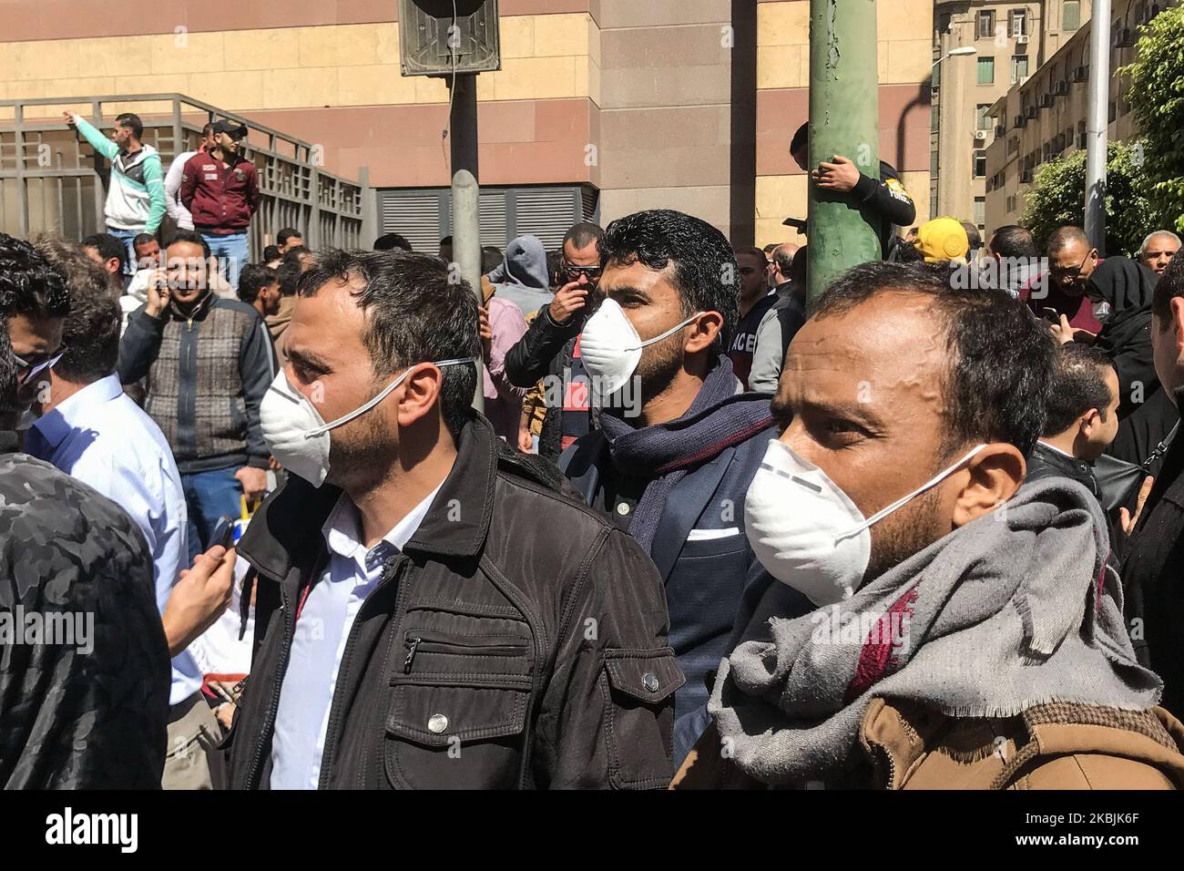 Persone che indossano una maschera protettiva al Cairo, Egitto, il 8 marzo 2020. Gli egiziani che vogliono viaggiare davanti al Ministero della salute egiziano per fare analisi del virus corona prima di viaggiare come condizione per entrare negli altri paesi. (Foto di Islam Safwat/NurPhoto) Foto Stock