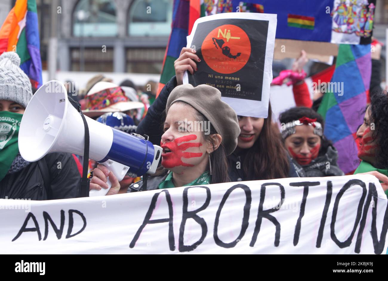 Attivisti e sostenitori prendono parte alla marcia delle Donne e si radunano per celebrare la Giornata Internazionale della Donna il 8 marzo 2020 ad Amsterdam, Paesi Bassi. Diverse organizzazioni femminili hanno chiesto parità di trattamento, condizioni di sicurezza e misure per combattere la violenza contro le donne. (Foto di Paulo Amorim/NurPhoto) Foto Stock