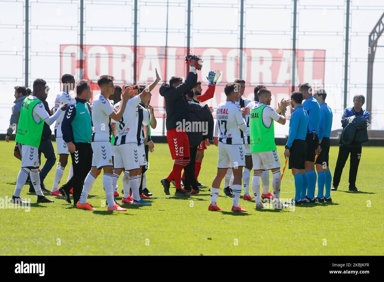 I giocatori di CD Nacional festeggiano dopo aver vinto la partita Liga Pro tra CD Nacional e SL Benfica B a Estádio da Madeira il 8 marzo 2020 a Funchal, Portogallo. (Foto di Valter Gouveia/NurPhoto) Foto Stock