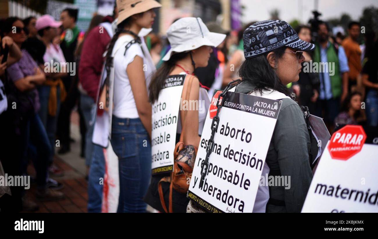 Un gruppo di persone a favore dell'aborto e un gruppo di persone a favore della vita prenderanno le strade di Bogotà, Colombia, il 8 marzo 2020 per commemorare la Giornata della donna. Nell'ambito del # 8M, Bogota ha fatto mobilitazioni contro la violenza di genere, sessuale e femminicida. (Foto di Juan Carlos Torres/NurPhoto) Foto Stock