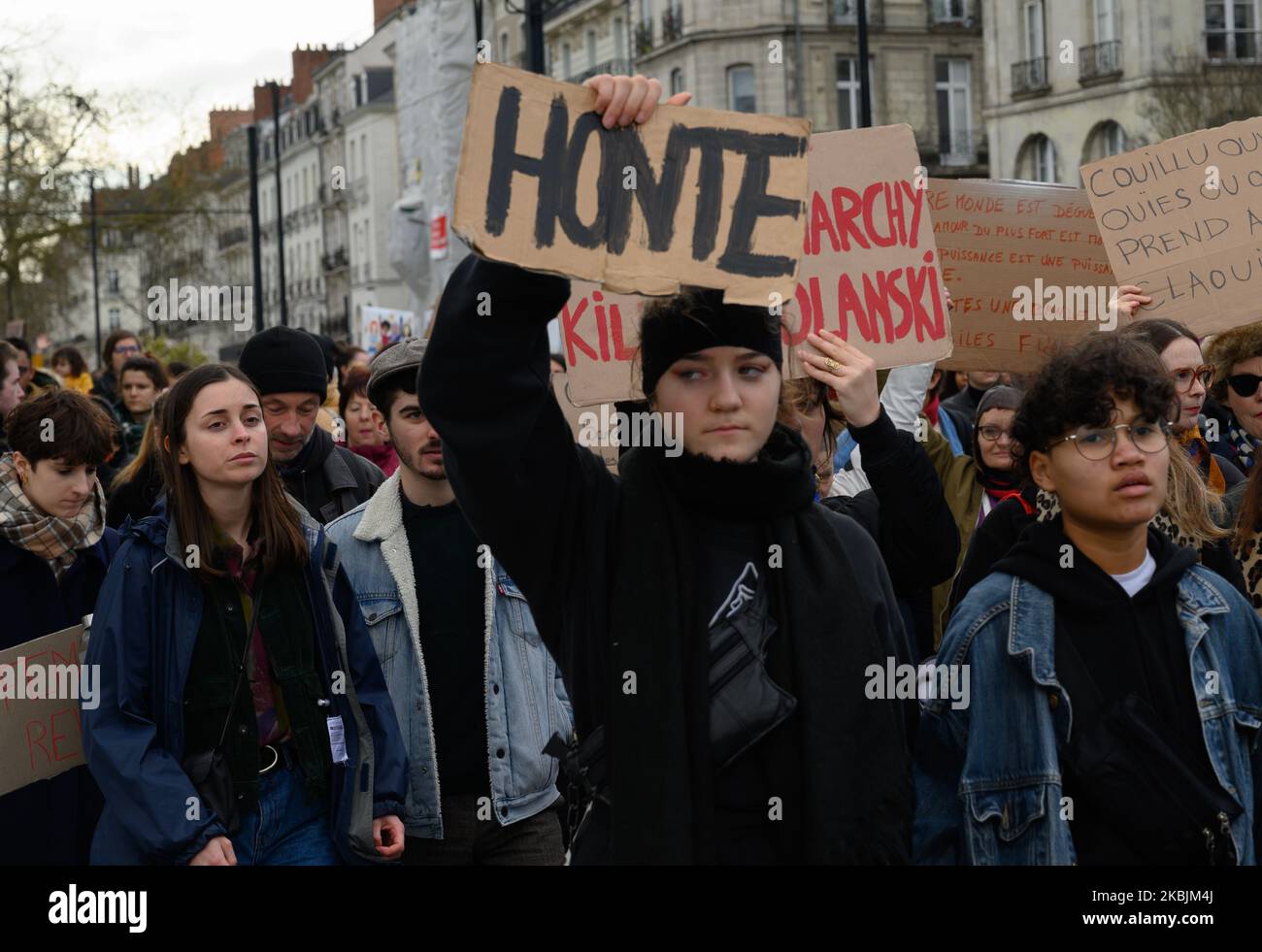 Dimostratore con segno ''vergogna'' che fa riferimento al premio ottenuto da Roman Polanski al Cesar 2020 durante la manifestazione organizzata in occasione della Giornata Internazionale dei diritti della Donna il 8 marzo 2020 a Nantes, Francia. (Foto di Estelle Ruiz/NurPhoto) Foto Stock