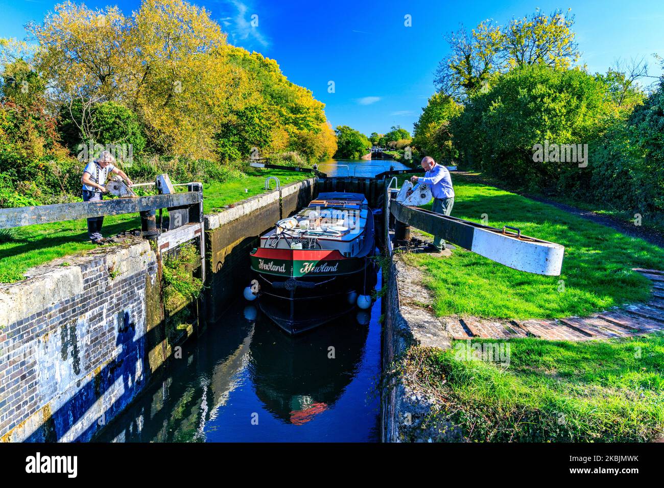 Una chiatta 'olandese' che passa attraverso una delle 29 chiuse al Caen Hill Rise in autunno sul canale Kennet & Avon, nr Devizes, Wiltshire, Inghilterra, UK Foto Stock