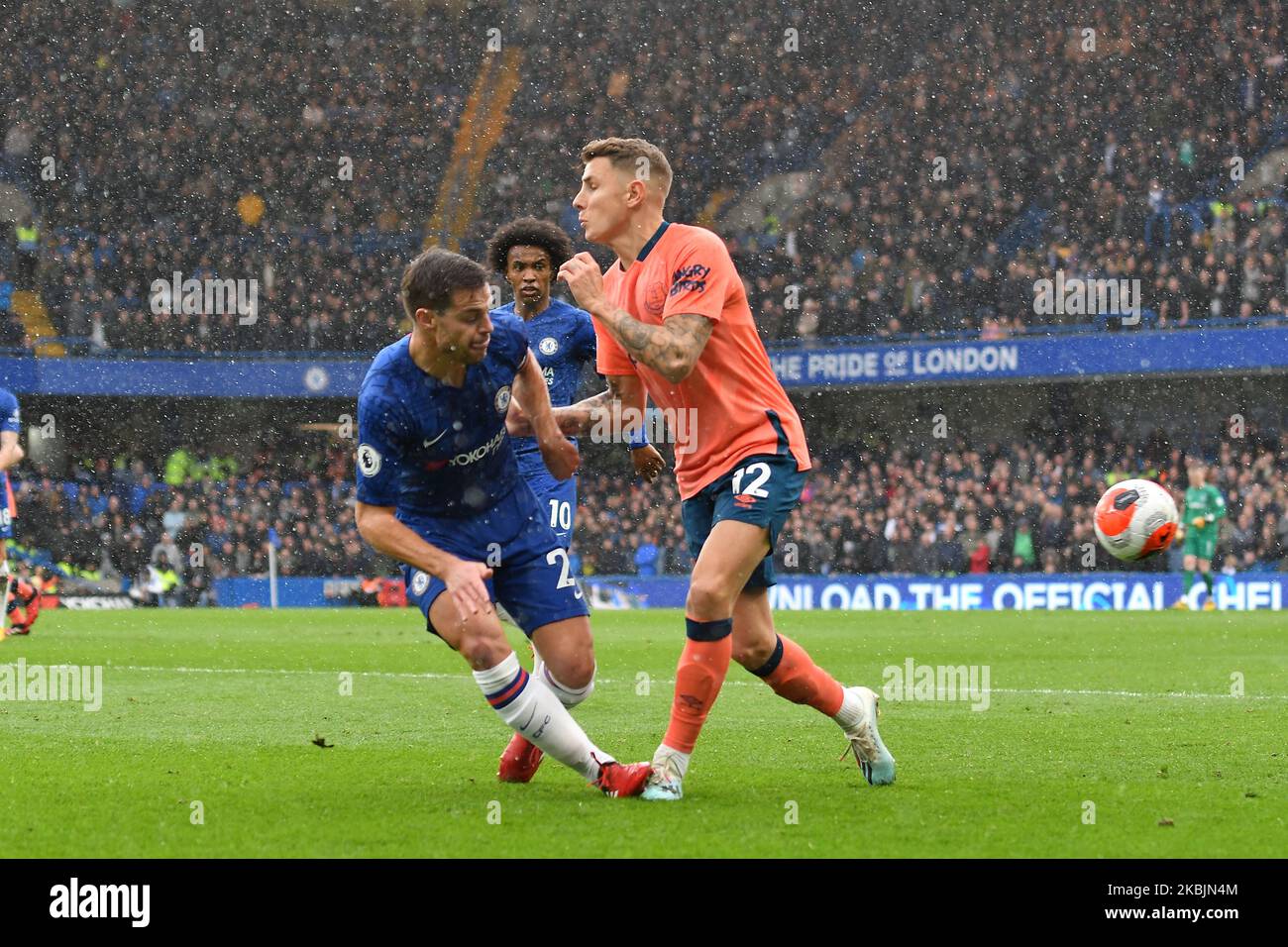 Cesar Azpilicueta e Lucas Digne durante la partita della Premier League tra Chelsea ed Everton a Stamford Bridge, Londra, domenica 8th marzo 2020. (Foto di MI News/NurPhoto) Foto Stock