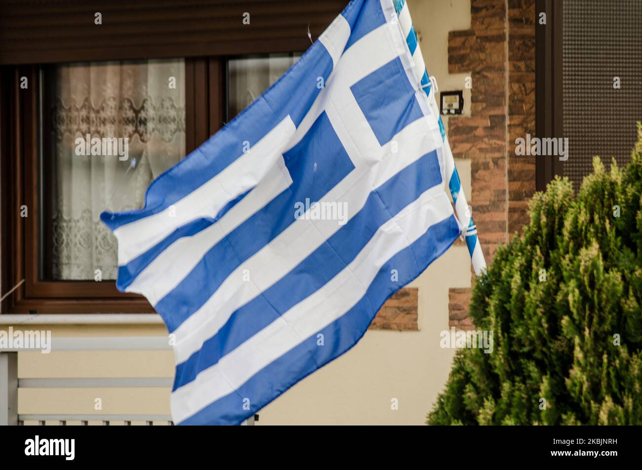 Bandiera greca, militari greci sono visti pattugliare lungo il confine greco con la Turchia al valico di frontiera di Kastanies il 09 marzo 2020. I rifugiati provenienti dalla Siria, ma la maggior parte dei migranti provenienti dall’Afghanistan e da alcuni paesi del Nord Africa, si stanno floccando al confine con la Grecia turca vicino a Edirne da una settimana. Il motivo - la Turchia ha detto che aprirà i suoi confini all'UE in cerca di aiuto per la crisi dei migranti e la guerra con la Siria. Più di 100 000 persone hanno cercato di attraversare il confine a Pazarkule-Kastanies, o attraverso il fiume Maritsa. Ci sono bambini bloccati nella terra di nessuno, Kastanies, Foto Stock