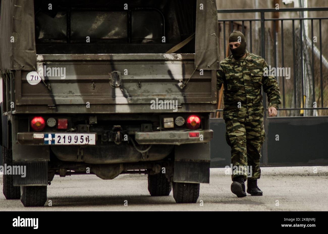 I militari greci si vedono pattugliare lungo il confine greco con la Turchia al valico di frontiera di Kastanies il 09 marzo 2020. I rifugiati provenienti dalla Siria, ma la maggior parte dei migranti provenienti dall’Afghanistan e da alcuni paesi del Nord Africa, si stanno floccando al confine con la Grecia turca vicino a Edirne da una settimana. Il motivo - la Turchia ha detto che aprirà i suoi confini all'UE in cerca di aiuto per la crisi dei migranti e la guerra con la Siria. Più di 100 000 persone hanno cercato di attraversare il confine a Pazarkule-Kastanies, o attraverso il fiume Maritsa. Ci sono bambini bloccati nella terra di nessuno, Kastanies, Grecia, marzo Foto Stock