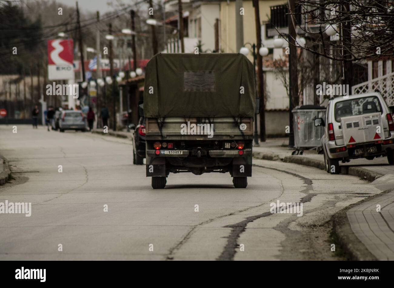 I militari greci si vedono pattugliare lungo il confine greco con la Turchia al valico di frontiera di Kastanies il 09 marzo 2020. I rifugiati provenienti dalla Siria, ma la maggior parte dei migranti provenienti dall’Afghanistan e da alcuni paesi del Nord Africa, si stanno floccando al confine con la Grecia turca vicino a Edirne da una settimana. Il motivo - la Turchia ha detto che aprirà i suoi confini all'UE in cerca di aiuto per la crisi dei migranti e la guerra con la Siria. Più di 100 000 persone hanno cercato di attraversare il confine a Pazarkule-Kastanies, o attraverso il fiume Maritsa. Ci sono bambini bloccati nella terra di nessuno, Kastanies, Grecia, marzo Foto Stock