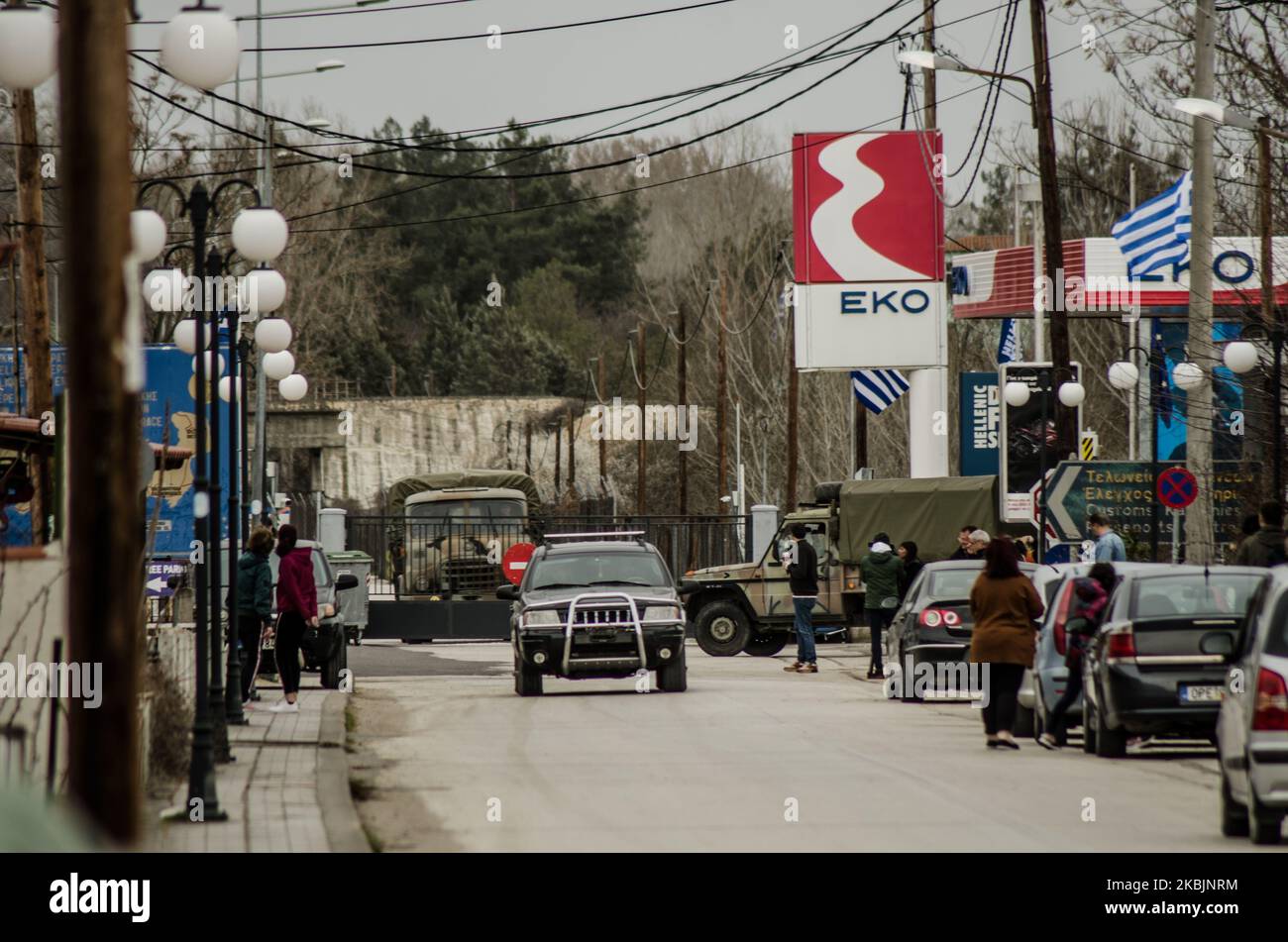 I militari greci si vedono pattugliare lungo il confine greco con la Turchia al valico di frontiera di Kastanies il 09 marzo 2020. I rifugiati provenienti dalla Siria, ma la maggior parte dei migranti provenienti dall’Afghanistan e da alcuni paesi del Nord Africa, si stanno floccando al confine con la Grecia turca vicino a Edirne da una settimana. Il motivo - la Turchia ha detto che aprirà i suoi confini all'UE in cerca di aiuto per la crisi dei migranti e la guerra con la Siria. Più di 100 000 persone hanno cercato di attraversare il confine a Pazarkule-Kastanies, o attraverso il fiume Maritsa. Ci sono bambini bloccati nella terra di nessuno, Kastanies, Grecia, marzo Foto Stock