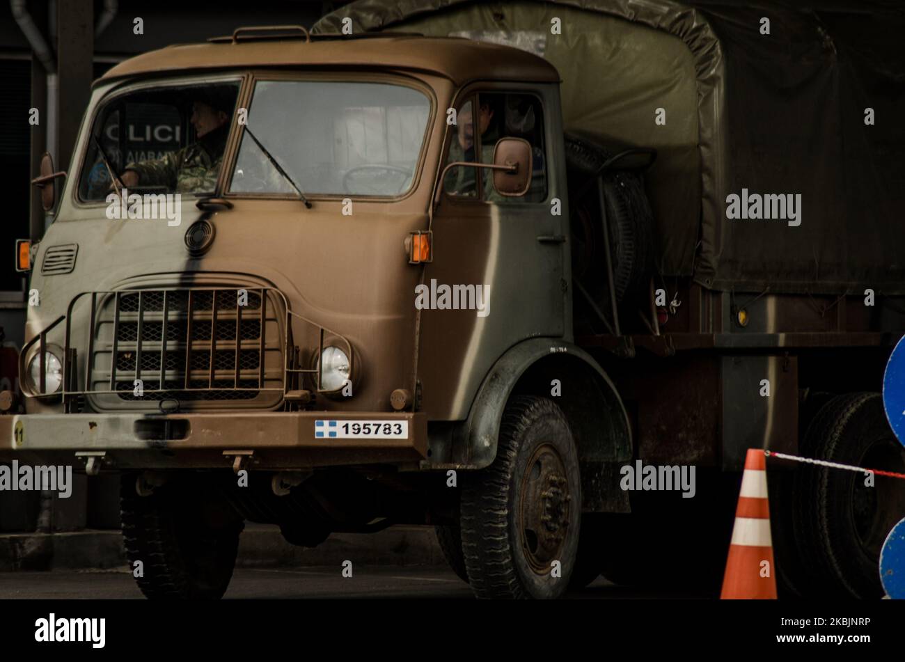 Il valico di frontiera di Kastanies. I militari greci si vedono pattugliare lungo il confine greco con la Turchia al valico di frontiera di Kastanies il 09 marzo 2020. I rifugiati provenienti dalla Siria, ma la maggior parte dei migranti provenienti dall’Afghanistan e da alcuni paesi del Nord Africa, si stanno floccando al confine con la Grecia turca vicino a Edirne da una settimana. Il motivo - la Turchia ha detto che aprirà i suoi confini all'UE in cerca di aiuto per la crisi dei migranti e la guerra con la Siria. Più di 100 000 persone hanno cercato di attraversare il confine a Pazarkule-Kastanies, o attraverso il fiume Maritsa. Ci sono bambini bloccati in th Foto Stock