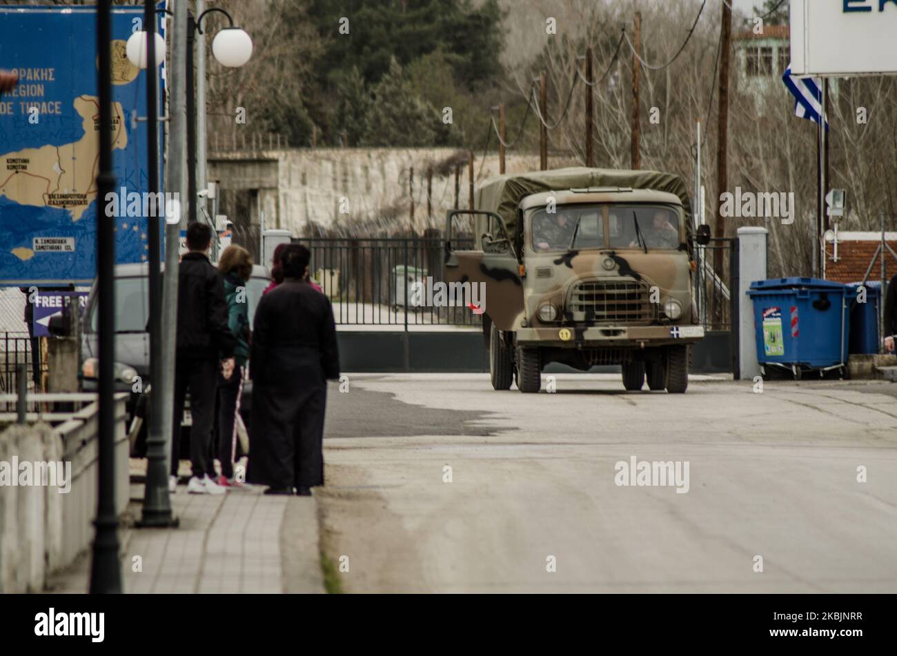 I militari greci si vedono pattugliare lungo il confine greco con la Turchia al valico di frontiera di Kastanies il 09 marzo 2020. I rifugiati provenienti dalla Siria, ma la maggior parte dei migranti provenienti dall’Afghanistan e da alcuni paesi del Nord Africa, si stanno floccando al confine con la Grecia turca vicino a Edirne da una settimana. Il motivo - la Turchia ha detto che aprirà i suoi confini all'UE in cerca di aiuto per la crisi dei migranti e la guerra con la Siria. Più di 100 000 persone hanno cercato di attraversare il confine a Pazarkule-Kastanies, o attraverso il fiume Maritsa. Ci sono bambini bloccati nella terra di nessuno, Kastanies, Grecia, marzo Foto Stock