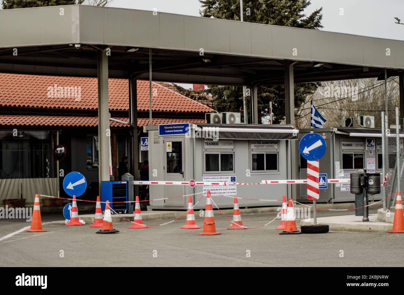 Il valico di frontiera di Kastanies. I militari greci si vedono pattugliare lungo il confine greco con la Turchia al valico di frontiera di Kastanies il 09 marzo 2020. I rifugiati provenienti dalla Siria, ma la maggior parte dei migranti provenienti dall’Afghanistan e da alcuni paesi del Nord Africa, si stanno floccando al confine con la Grecia turca vicino a Edirne da una settimana. Il motivo - la Turchia ha detto che aprirà i suoi confini all'UE in cerca di aiuto per la crisi dei migranti e la guerra con la Siria. Più di 100 000 persone hanno cercato di attraversare il confine a Pazarkule-Kastanies, o attraverso il fiume Maritsa. Ci sono bambini bloccati in th Foto Stock