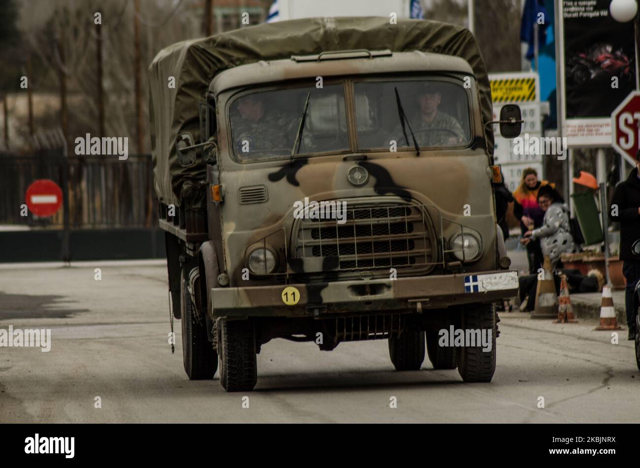 I militari greci si vedono pattugliare lungo il confine greco con la Turchia al valico di frontiera di Kastanies il 09 marzo 2020. I rifugiati provenienti dalla Siria, ma la maggior parte dei migranti provenienti dall’Afghanistan e da alcuni paesi del Nord Africa, si stanno floccando al confine con la Grecia turca vicino a Edirne da una settimana. Il motivo - la Turchia ha detto che aprirà i suoi confini all'UE in cerca di aiuto per la crisi dei migranti e la guerra con la Siria. Più di 100 000 persone hanno cercato di attraversare il confine a Pazarkule-Kastanies, o attraverso il fiume Maritsa. Ci sono bambini bloccati nella terra di nessuno, Kastanies, Grecia, marzo Foto Stock