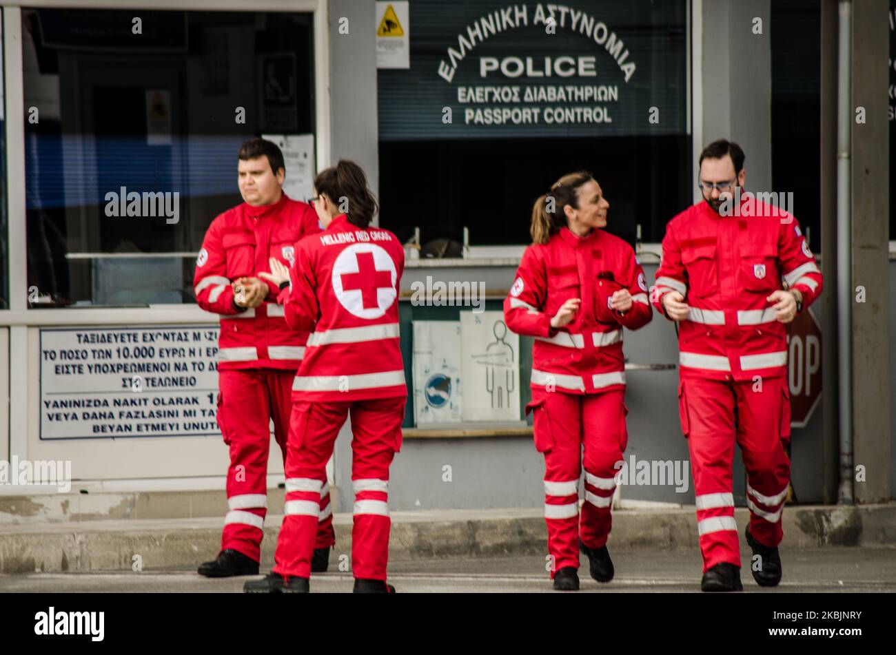 Persone della Croce Rossa ellenica che si trovano al confine con la Grecia per aiutare l'esercito greco. Il valico di frontiera di Kastanies. I militari greci si vedono pattugliare lungo il confine greco con la Turchia al valico di frontiera di Kastanies il 09 marzo 2020. I rifugiati provenienti dalla Siria, ma la maggior parte dei migranti provenienti dall’Afghanistan e da alcuni paesi del Nord Africa, si stanno floccando al confine con la Grecia turca vicino a Edirne da una settimana. Il motivo - la Turchia ha detto che aprirà i suoi confini all'UE in cerca di aiuto per la crisi dei migranti e la guerra con la Siria. Più di 100 000 persone hanno cercato di attraversare il bord Foto Stock