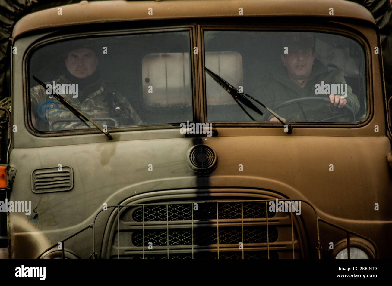 I militari greci si vedono pattugliare lungo il confine greco con la Turchia al valico di frontiera di Kastanies il 09 marzo 2020. I rifugiati provenienti dalla Siria, ma la maggior parte dei migranti provenienti dall’Afghanistan e da alcuni paesi del Nord Africa, si stanno floccando al confine con la Grecia turca vicino a Edirne da una settimana. Il motivo - la Turchia ha detto che aprirà i suoi confini all'UE in cerca di aiuto per la crisi dei migranti e la guerra con la Siria. Più di 100 000 persone hanno cercato di attraversare il confine a Pazarkule-Kastanies, o attraverso il fiume Maritsa. Ci sono bambini bloccati nella terra di nessuno, Kastanies, Grecia, marzo Foto Stock