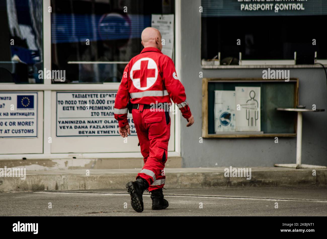 Persone della Croce Rossa ellenica che si trovano al confine con la Grecia per aiutare l'esercito greco. Il valico di frontiera di Kastanies. I militari greci si vedono pattugliare lungo il confine greco con la Turchia al valico di frontiera di Kastanies il 09 marzo 2020. I rifugiati provenienti dalla Siria, ma la maggior parte dei migranti provenienti dall’Afghanistan e da alcuni paesi del Nord Africa, si stanno floccando al confine con la Grecia turca vicino a Edirne da una settimana. Il motivo - la Turchia ha detto che aprirà i suoi confini all'UE in cerca di aiuto per la crisi dei migranti e la guerra con la Siria. Più di 100 000 persone hanno cercato di attraversare il bord Foto Stock