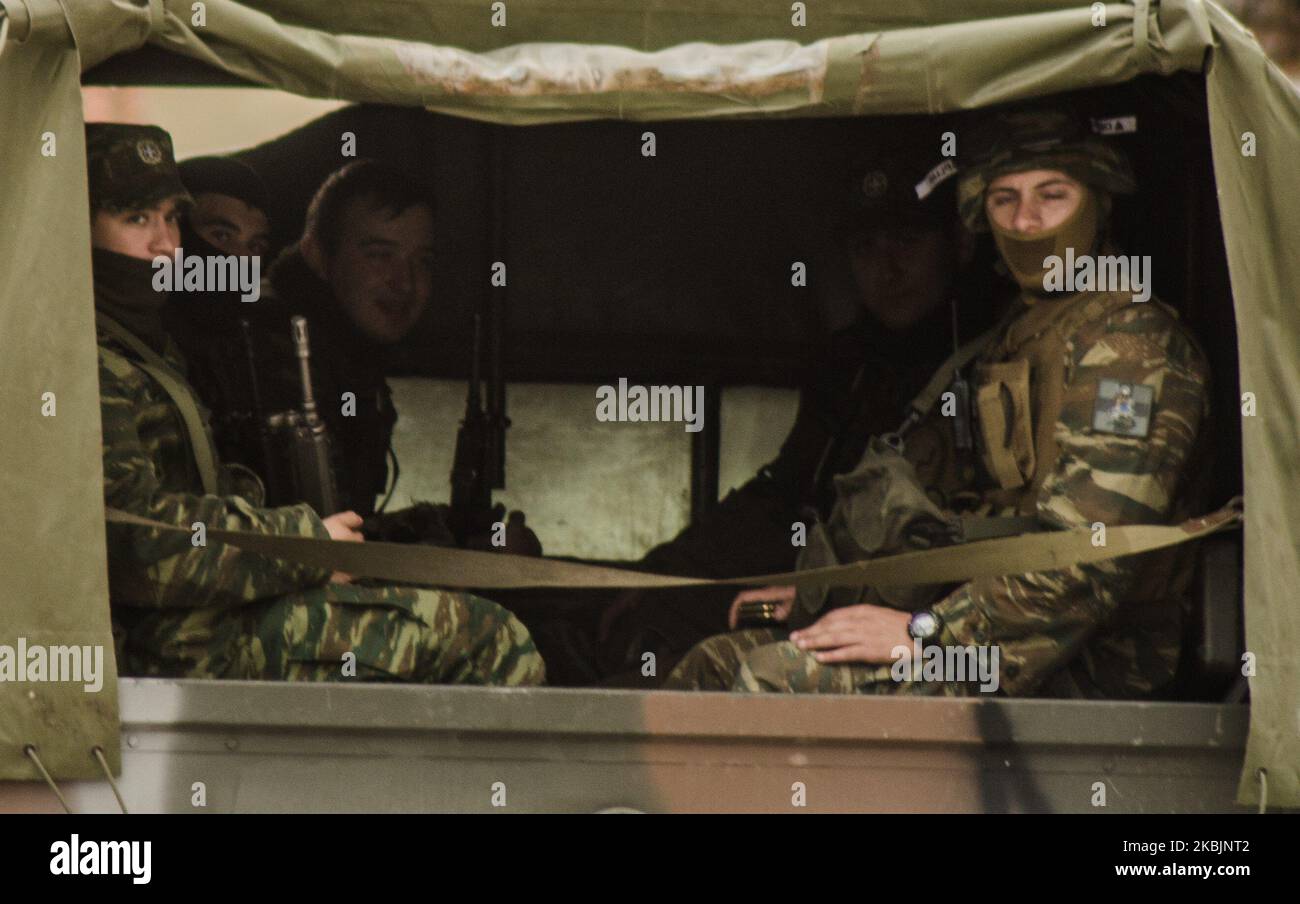 I militari greci si vedono pattugliare lungo il confine greco con la Turchia al valico di frontiera di Kastanies il 09 marzo 2020. I rifugiati provenienti dalla Siria, ma la maggior parte dei migranti provenienti dall’Afghanistan e da alcuni paesi del Nord Africa, si stanno floccando al confine con la Grecia turca vicino a Edirne da una settimana. Il motivo - la Turchia ha detto che aprirà i suoi confini all'UE in cerca di aiuto per la crisi dei migranti e la guerra con la Siria. Più di 100 000 persone hanno cercato di attraversare il confine a Pazarkule-Kastanies, o attraverso il fiume Maritsa. Ci sono bambini bloccati nella terra di nessuno, Kastanies, Grecia, marzo Foto Stock