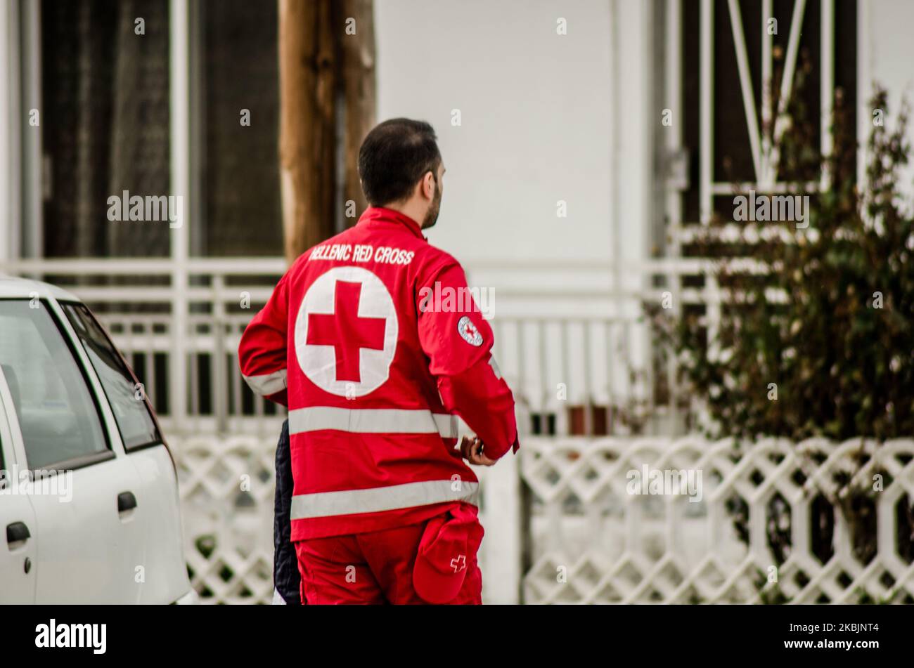 Persone della Croce Rossa ellenica che si trovano al confine con la Grecia per aiutare l'esercito greco. Il valico di frontiera di Kastanies. I militari greci si vedono pattugliare lungo il confine greco con la Turchia al valico di frontiera di Kastanies il 09 marzo 2020. I rifugiati provenienti dalla Siria, ma la maggior parte dei migranti provenienti dall’Afghanistan e da alcuni paesi del Nord Africa, si stanno floccando al confine con la Grecia turca vicino a Edirne da una settimana. Il motivo - la Turchia ha detto che aprirà i suoi confini all'UE in cerca di aiuto per la crisi dei migranti e la guerra con la Siria. Più di 100 000 persone hanno cercato di attraversare il bord Foto Stock
