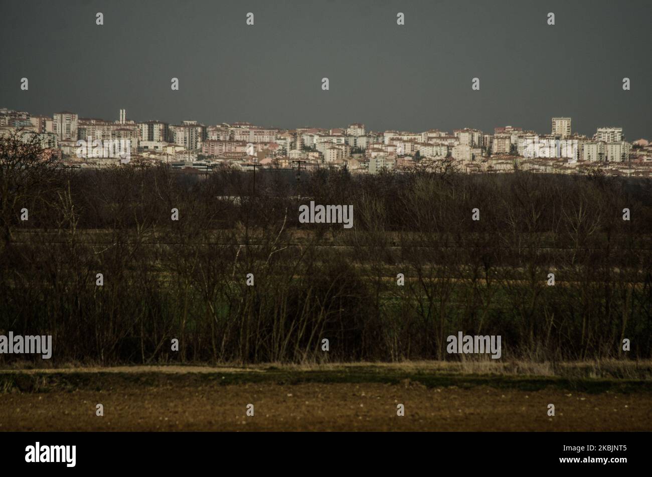 Edirne, la Turchia è vista sotto il sole splende dal territorio greco di Kastanies. I militari greci si vedono pattugliare lungo il confine greco con la Turchia al valico di frontiera di Kastanies il 09 marzo 2020. I rifugiati provenienti dalla Siria, ma la maggior parte dei migranti provenienti dall’Afghanistan e da alcuni paesi del Nord Africa, si stanno floccando al confine con la Grecia turca vicino a Edirne da una settimana. Il motivo - la Turchia ha detto che aprirà i suoi confini all'UE in cerca di aiuto per la crisi dei migranti e la guerra con la Siria. Più di 100 000 persone hanno cercato di attraversare il confine a Pazarkule -Kastanies, o attraverso il fiume Foto Stock