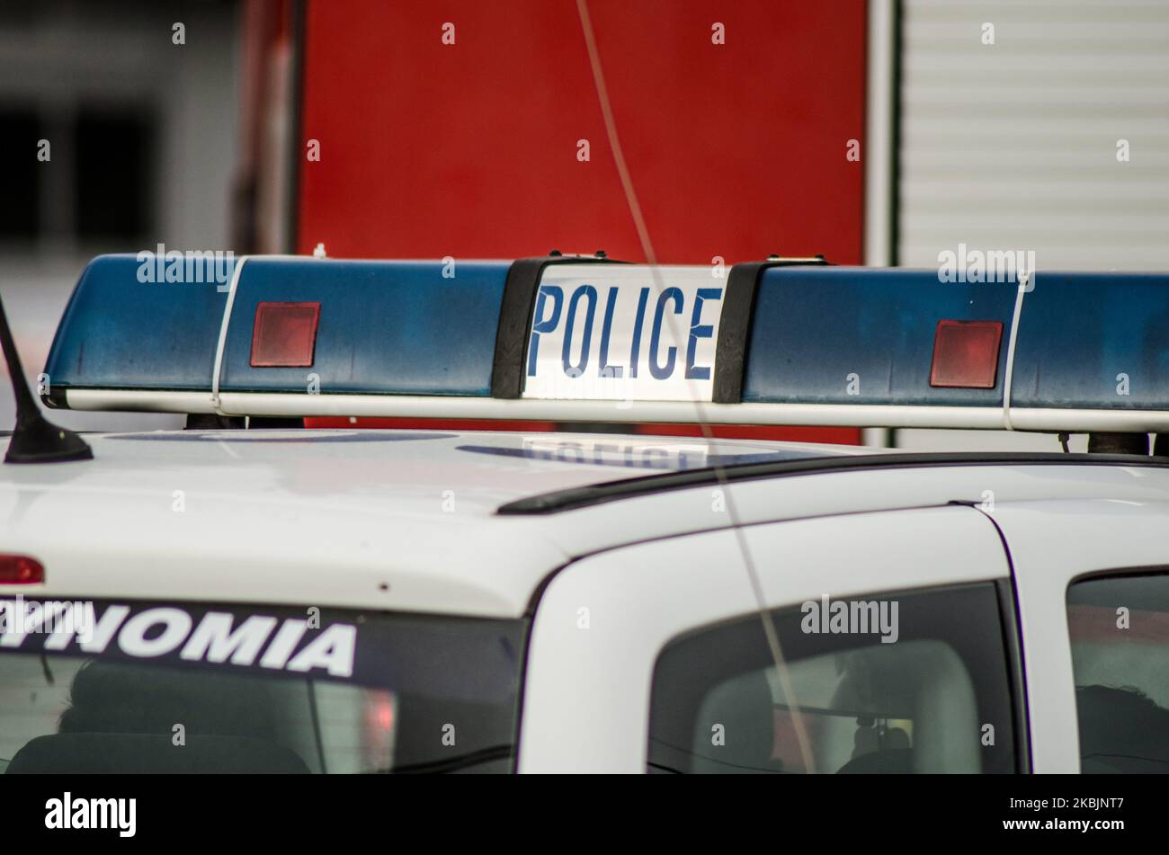 Il valico di frontiera di Kastanies. I militari greci si vedono pattugliare lungo il confine greco con la Turchia al valico di frontiera di Kastanies il 09 marzo 2020. I rifugiati provenienti dalla Siria, ma la maggior parte dei migranti provenienti dall’Afghanistan e da alcuni paesi del Nord Africa, si stanno floccando al confine con la Grecia turca vicino a Edirne da una settimana. Il motivo - la Turchia ha detto che aprirà i suoi confini all'UE in cerca di aiuto per la crisi dei migranti e la guerra con la Siria. Più di 100 000 persone hanno cercato di attraversare il confine a Pazarkule-Kastanies, o attraverso il fiume Maritsa. Ci sono bambini bloccati in th Foto Stock