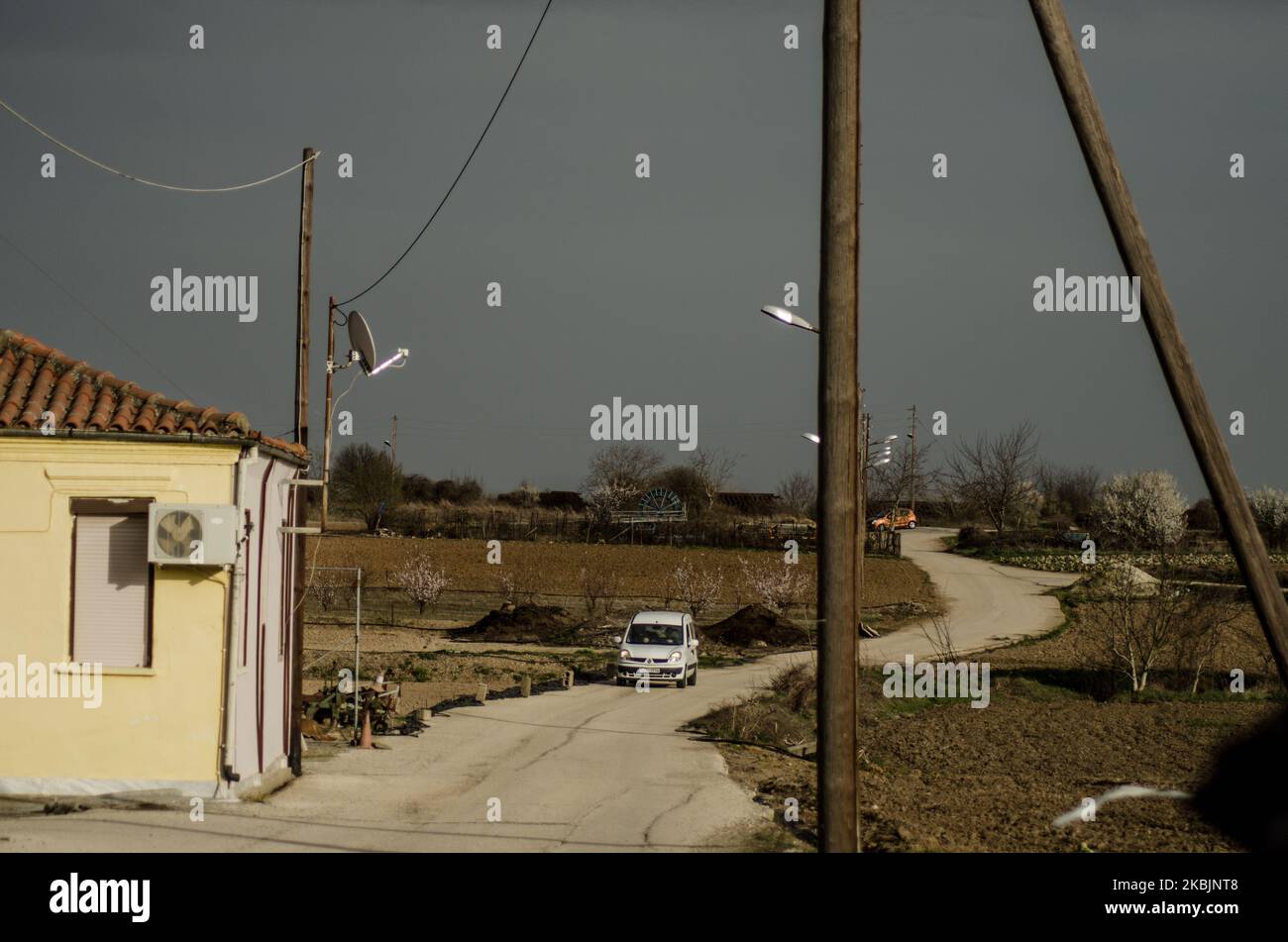 Il valico di frontiera di Kastanies. I militari greci si vedono pattugliare lungo il confine greco con la Turchia al valico di frontiera di Kastanies il 09 marzo 2020. I rifugiati provenienti dalla Siria, ma la maggior parte dei migranti provenienti dall’Afghanistan e da alcuni paesi del Nord Africa, si stanno floccando al confine con la Grecia turca vicino a Edirne da una settimana. Il motivo - la Turchia ha detto che aprirà i suoi confini all'UE in cerca di aiuto per la crisi dei migranti e la guerra con la Siria. Più di 100 000 persone hanno cercato di attraversare il confine a Pazarkule-Kastanies, o attraverso il fiume Maritsa. Ci sono bambini bloccati in th Foto Stock