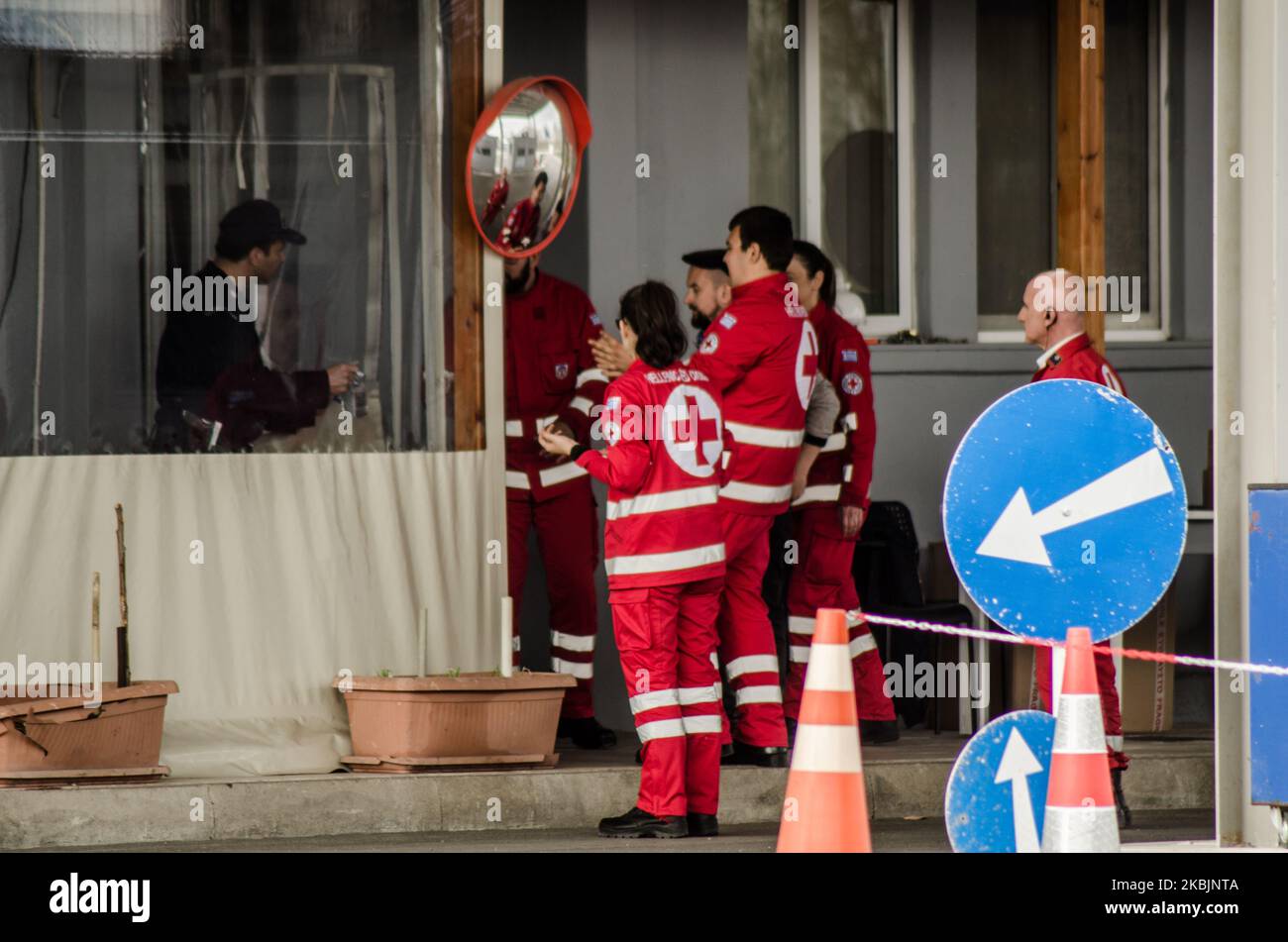 Persone della Croce Rossa ellenica che si trovano al confine con la Grecia per aiutare l'esercito greco. Il valico di frontiera di Kastanies. I militari greci si vedono pattugliare lungo il confine greco con la Turchia al valico di frontiera di Kastanies il 09 marzo 2020. I rifugiati provenienti dalla Siria, ma la maggior parte dei migranti provenienti dall’Afghanistan e da alcuni paesi del Nord Africa, si stanno floccando al confine con la Grecia turca vicino a Edirne da una settimana. Il motivo - la Turchia ha detto che aprirà i suoi confini all'UE in cerca di aiuto per la crisi dei migranti e la guerra con la Siria. Più di 100 000 persone hanno cercato di attraversare il bord Foto Stock
