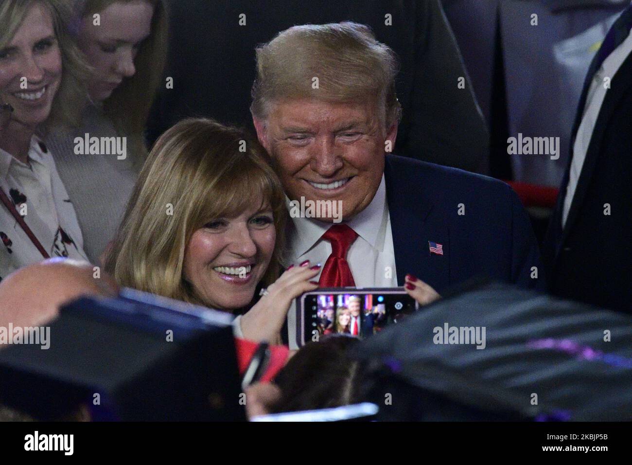 Il presidente Donald Trump saluta i sostenitori dopo un municipio, ospitato da FOX News Channel, presso lo Scranton Cultural Center di Scranton, Pennsylvania, il 5 marzo 2020. (Foto di Bastiaan Slabbers/NurPhoto) Foto Stock