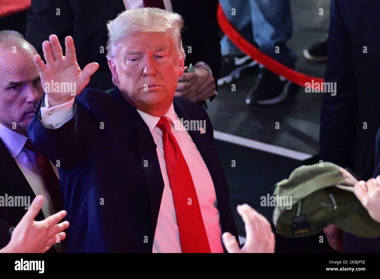 Il presidente Donald Trump saluta i sostenitori dopo un municipio, ospitato da FOX News Channel, presso lo Scranton Cultural Center di Scranton, Pennsylvania, il 5 marzo 2020. (Foto di Bastiaan Slabbers/NurPhoto) Foto Stock