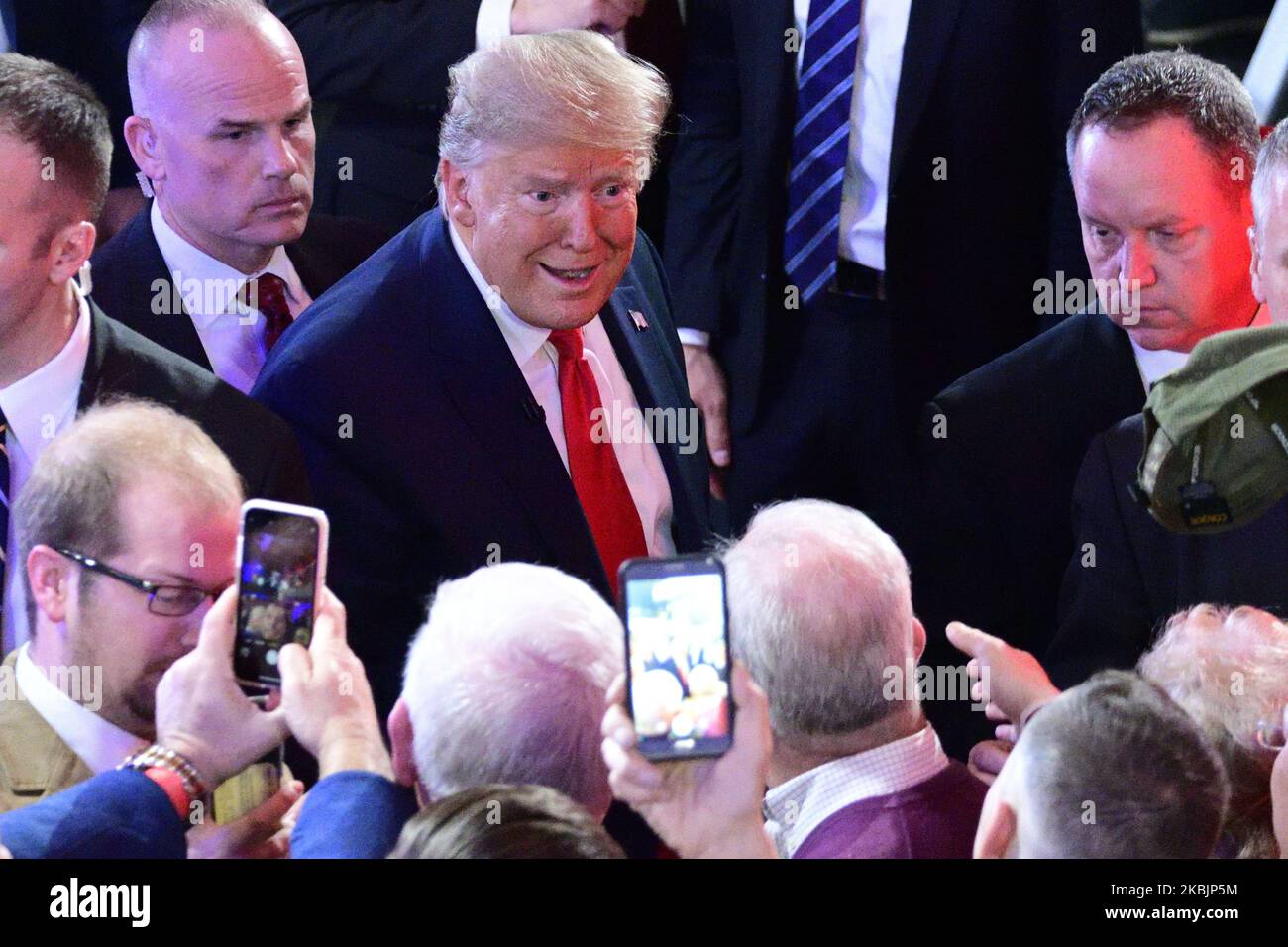 Il presidente Donald Trump saluta i sostenitori dopo un municipio, ospitato da FOX News Channel, presso lo Scranton Cultural Center di Scranton, Pennsylvania, il 5 marzo 2020. (Foto di Bastiaan Slabbers/NurPhoto) Foto Stock