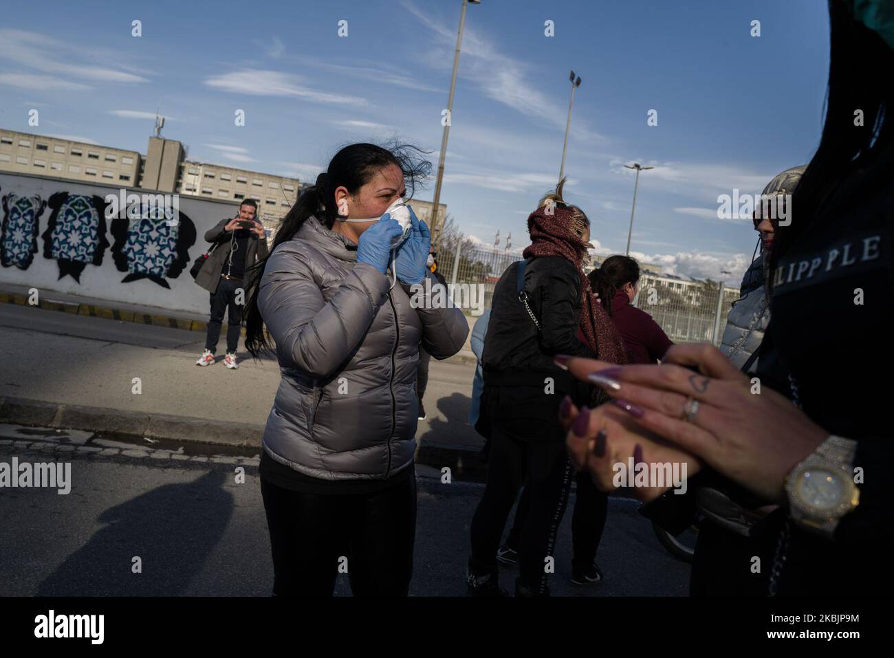 Protesta contro COVID-19 fuori dal carcere di Secondigliano a Napoli, Italia, il 9 marzo 2020. (Foto di Paolo Manzo/NurPhoto) Foto Stock