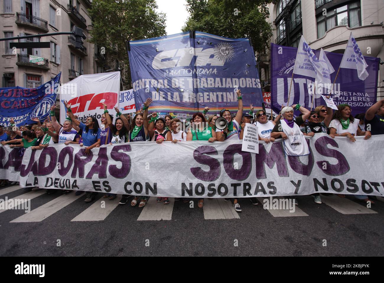 I manifestanti tengono striscioni durante una dimostrazione come parte di uno sciopero nazionale dopo la Giornata internazionale della donna, il 09 marzo 2020 a Buenos Aires, Argentina. (Foto di Carol Smiljan/NurPhoto) Foto Stock