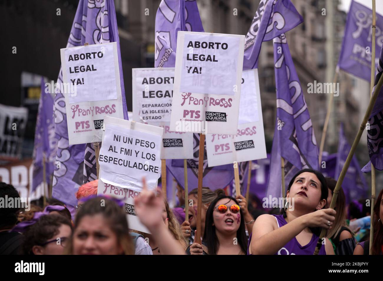 I manifestanti tengono striscioni durante una dimostrazione come parte di uno sciopero nazionale dopo la Giornata internazionale della donna, il 09 marzo 2020 a Buenos Aires, Argentina. (Foto di Carol Smiljan/NurPhoto) Foto Stock