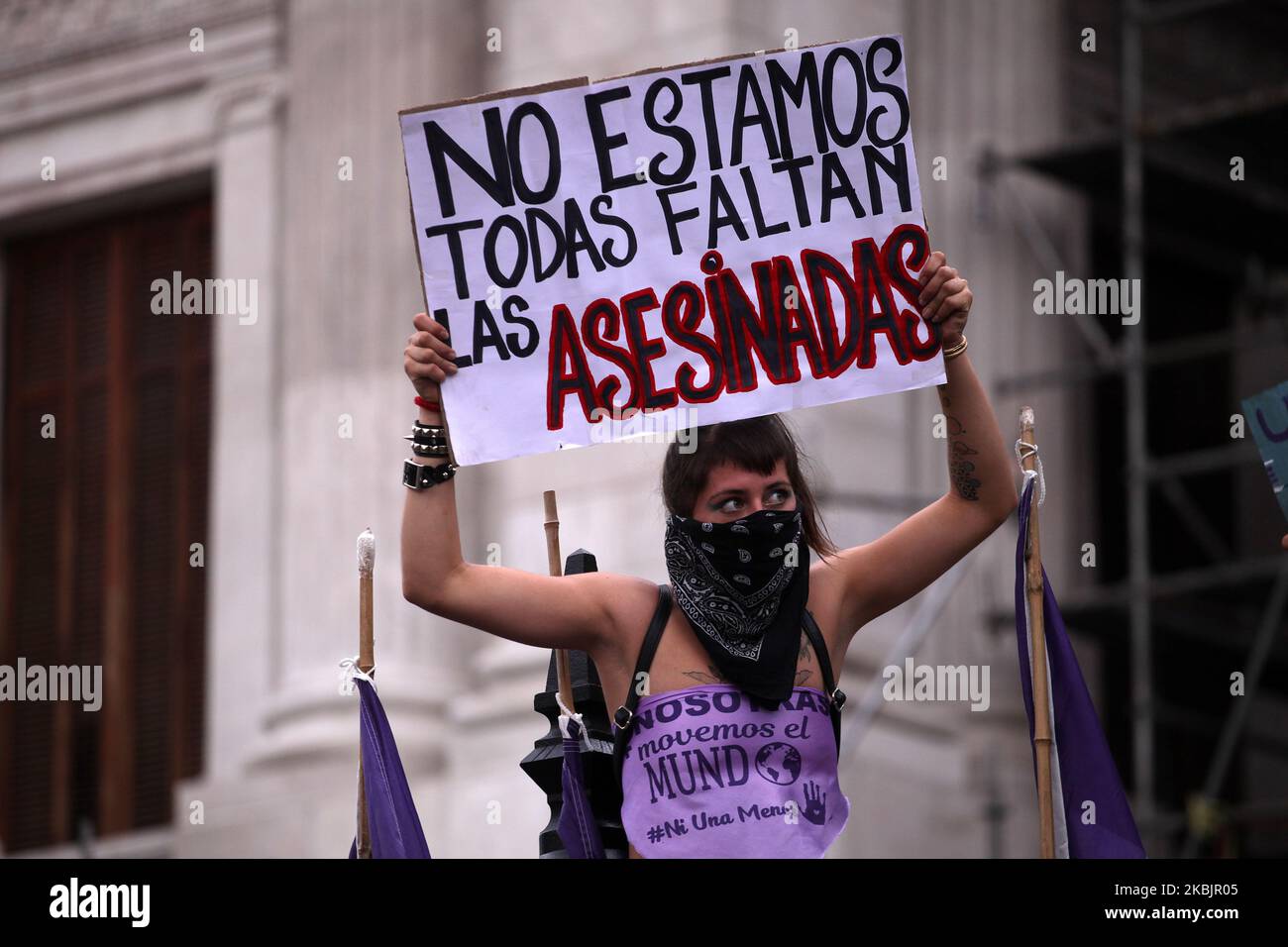 Il protester ha una bandiera durante una dimostrazione come parte di uno sciopero nazionale dopo la Giornata Internazionale della Donna il 09 marzo 2020 a Buenos Aires, Argentina. (Foto di Carol Smiljan/NurPhoto) Foto Stock