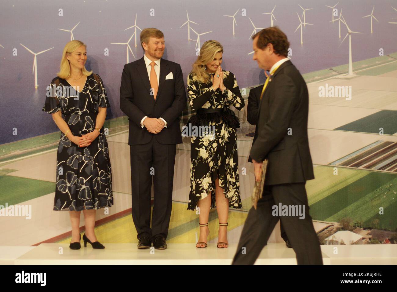 Re Willem-Alexander (C) e la regina Maxima (R) dei Paesi Bassi, accompagnati dal ministro olandese del Commercio e della cooperazione allo sviluppo, Sigrid Kaag salutano i rappresentanti dei bussinesman durante la missione olandese in Indonesia tenutasi a Giacarta il 10 marzo 2020. L'evento ha visto la partecipazione di 180 partecipanti in rappresentanza di 130 aziende e istituti di conoscenza olandesi. La coppia olandese Royals è in visita di Stato di cinque giorni in Indonesia per rafforzare il rapporto bilaterale tra due paesi. (Foto di Aditya Irawan/NurPhoto) Foto Stock