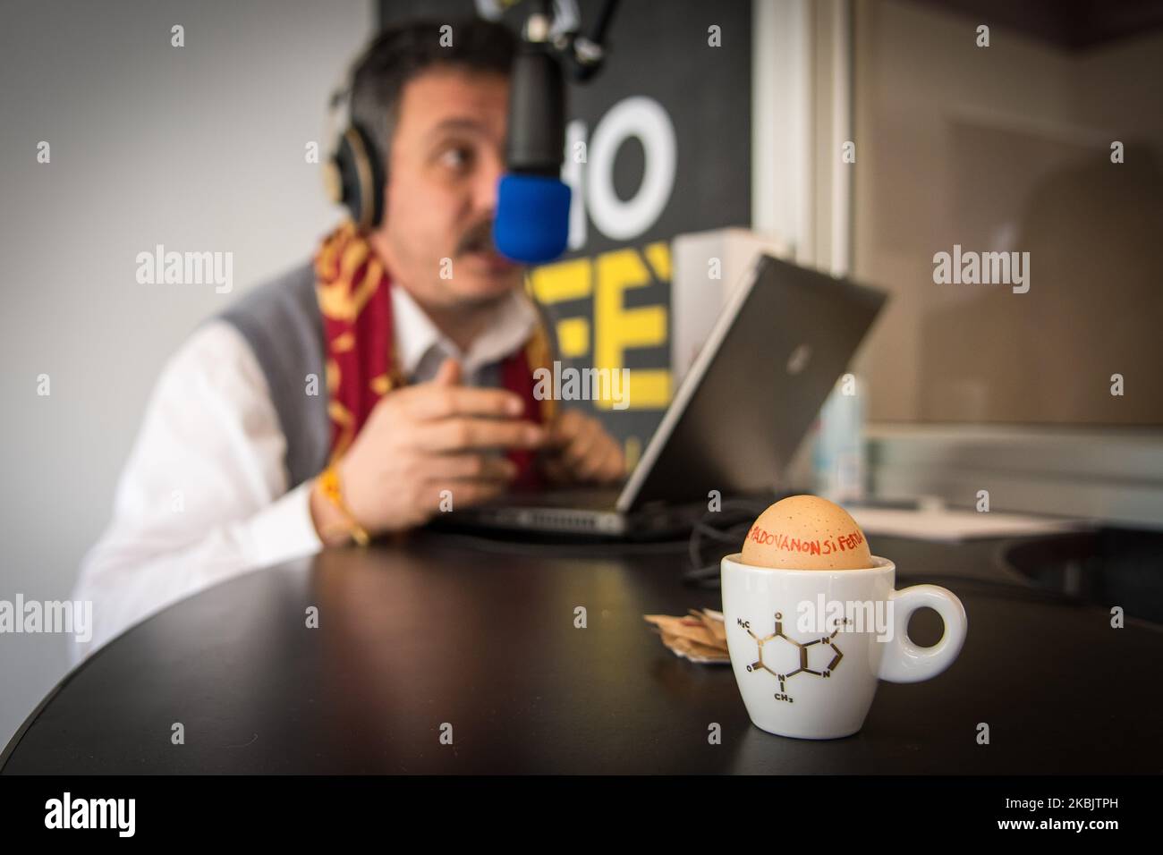Alberto Gottardo famoso giornalista che oggi lavora al ''The Morning Show'' negli studi di radio Cafe, a Padova, Italia, il 11 marzo 2020. Alberto Gottardo è anche giornalista del programma Zanaza di radio 24 con Giuseppe Cruciani e David Parenzo. (Foto di massimo Bertolini/NurPhoto) Foto Stock