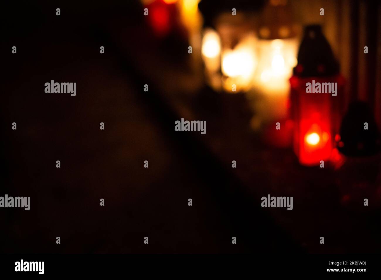 Candele calde sfocate durante tutto lo sfondo del giorno del Santo Foto Stock