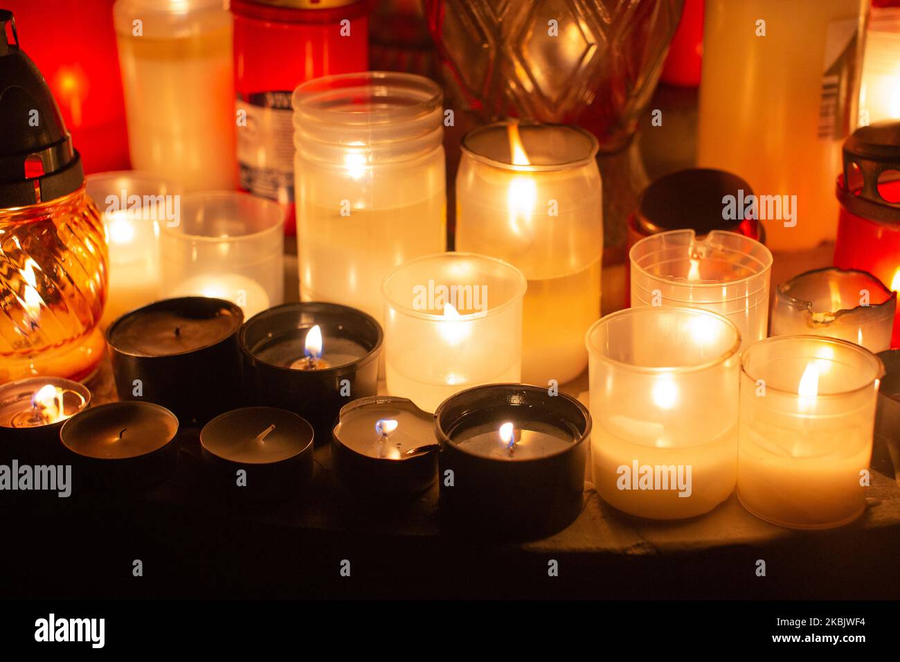 Closeup caldo delle candele durante tutto il giorno del Santo Foto Stock