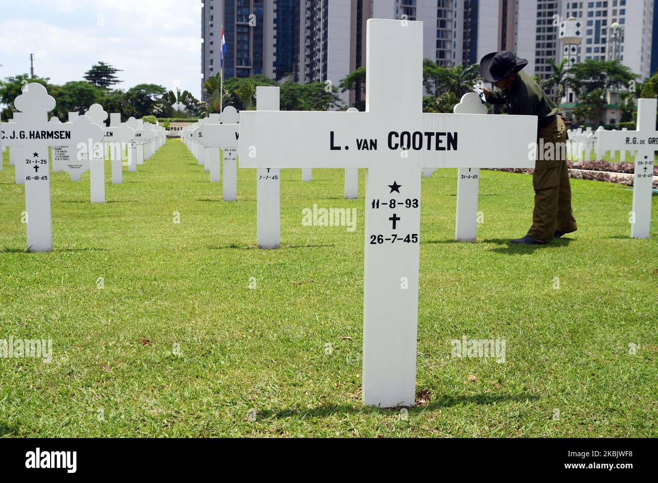 Gli operai puliscono la lapide del soldato del cimitero olandese nel cimitero di Ereveld Menteng Pulo, Giacarta, il 11,2020 marzo. Ereveld Menteng Pulo, fondata nel 1946, ogni tomba ha anche le sue caratteristiche. Una croce a forma di tomba per gli olandesi, una tomba di legno con tre protuberanze per i musulmani, una tomba rotonda per i buddisti e una stella esagonale per gli ebrei, chiunque è autorizzato a visitare durante gli orari di apertura di Ereveld. (Foto di Dasril Roszandi/NurPhoto) Foto Stock