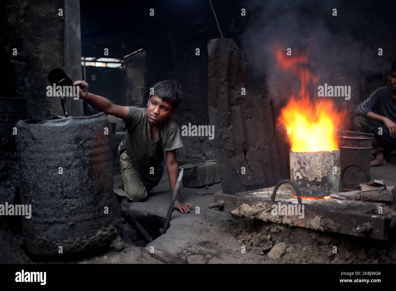 Siyam(12), lavora in un cantiere navale senza alcuna attrezzatura di sicurezza vicino al fiume Buriganga a Dhaka, Bangladesh il Mercoledì, 11 marzo 2020. Lavora più di 12 ore al giorno per guadagnare 12 dollari alla settimana. Il luogo di lavoro è estremamente caldo e molto pericoloso, non adatto per i bambini. (Foto di Syed Mahamudur Rahman/NurPhoto) Foto Stock