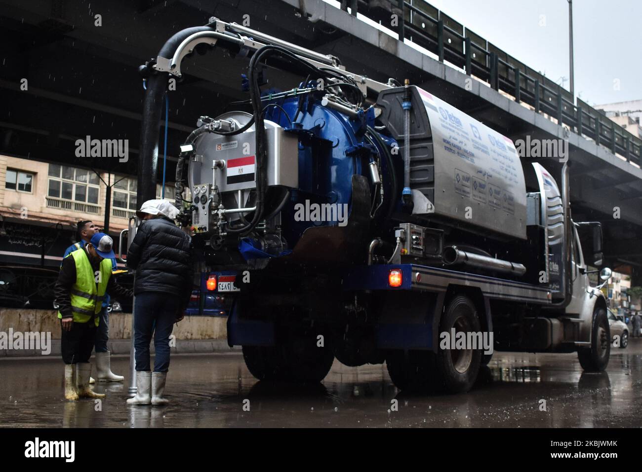 Veicoli per l'estrazione dell'acqua al Cairo, Egitto il 12 marzo 2020 durante una tempesta di temporali e forti piogge nel centro del Cairo, e alcune persone sono state uccise sotto la pioggia, e il governo ha annunciato una vacanza, mentre la pioggia ha superato la capacità delle infrastrutture nella maggior parte delle città egiziane. (Foto di Ziad Ahmed/NurPhoto) Foto Stock