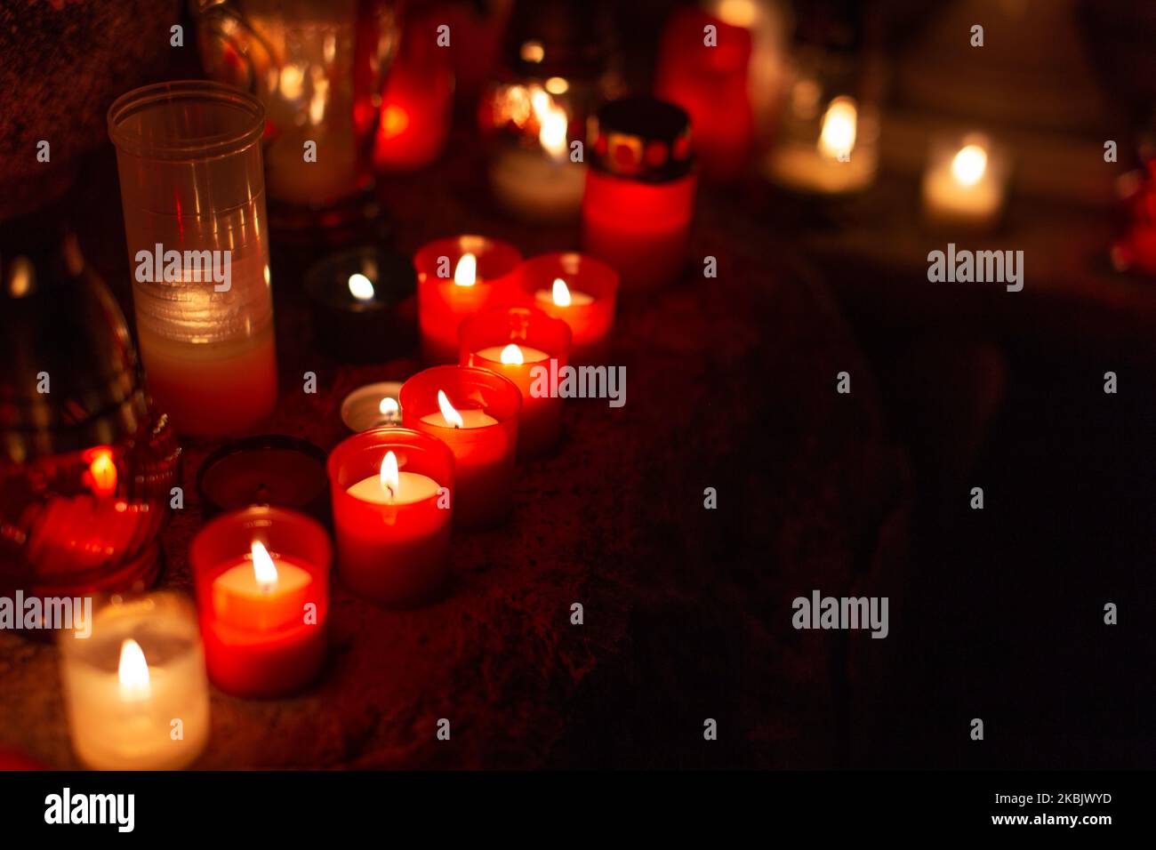 Gruppo di candelabri in tutto il giorno del Santo sfondo Foto Stock