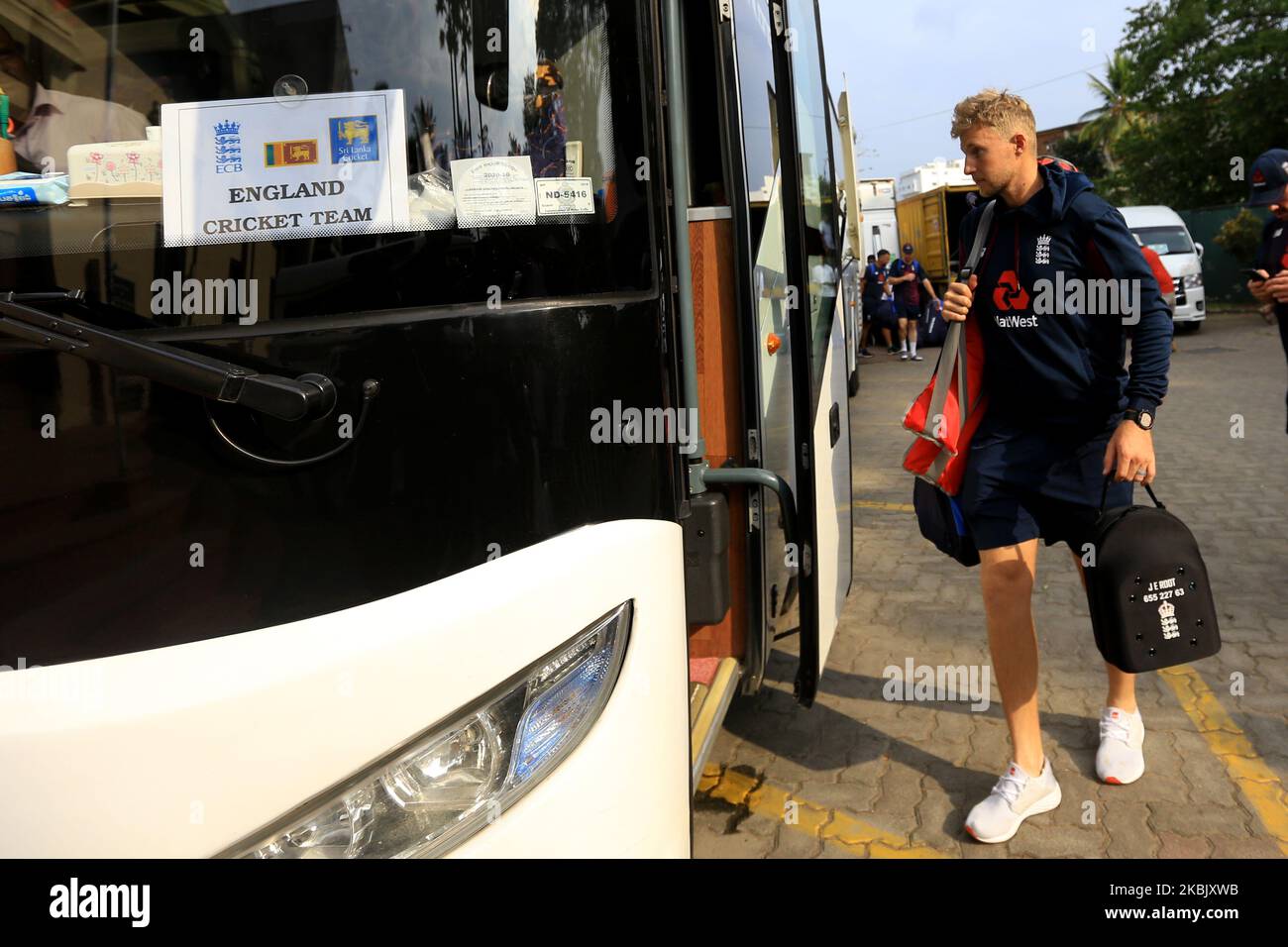 Il capitano di cricket dell'Inghilterra Joe Root entra in autobus dopo che la seconda partita di pratica è stata chiamata fuori a P Sara Oval il 13 marzo 2020 a Colombo, Sri Lanka la serie di test dell'Inghilterra contro lo Sri Lanka è stata rinviata a causa della pandemia di coronavirus. Tutti i giocatori e il personale torneranno al Il più presto possibile britannico in seguito alla decisione presa in "tempi senza precedenti”. "Il benessere fisico e mentale dei nostri giocatori e delle nostre squadre di supporto è fondamentale", ha dichiarato il Cricket Board (ECB) di Inghilterra e Galles in una dichiarazione. La serie Two-Test doveva iniziare a Galle giovedì 19 Marc Foto Stock