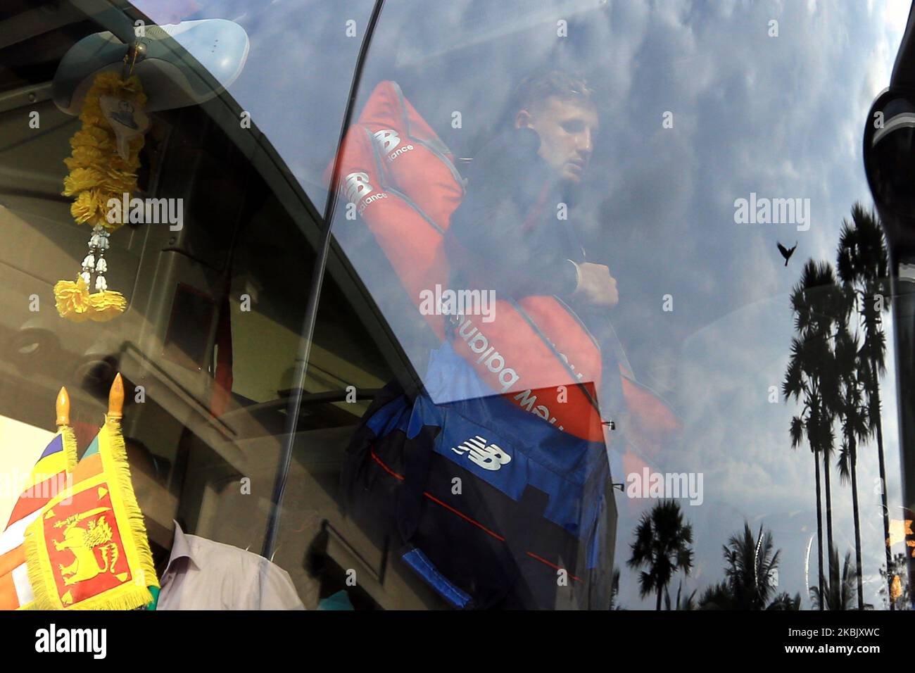 Il capitano della squadra di cricket inglese Joe Root è visto attraverso la riflessione sul vetro del parabrezza anteriore dopo essere entrata in autobus dopo la partita di cricket 2nd di pratica tra XI del presidente del consiglio di amministrazione dello Sri Lanka e la squadra di cricket inglese a P Sara Oval è stato annullato il 13 marzo. 2020 a Colombo, Sri Lanka. Il tour della squadra di cricket inglese nello Sri Lanka è stato ufficialmente chiamato fuori a causa della diffusione globale del coronavirus. La decisione è stata annunciata venerdì mattina dal Cricket Board di Inghilterra e Galles e dai loro omologhi dello Sri Lanka, mentre i giocatori di Joe Root erano al centro della partita Foto Stock