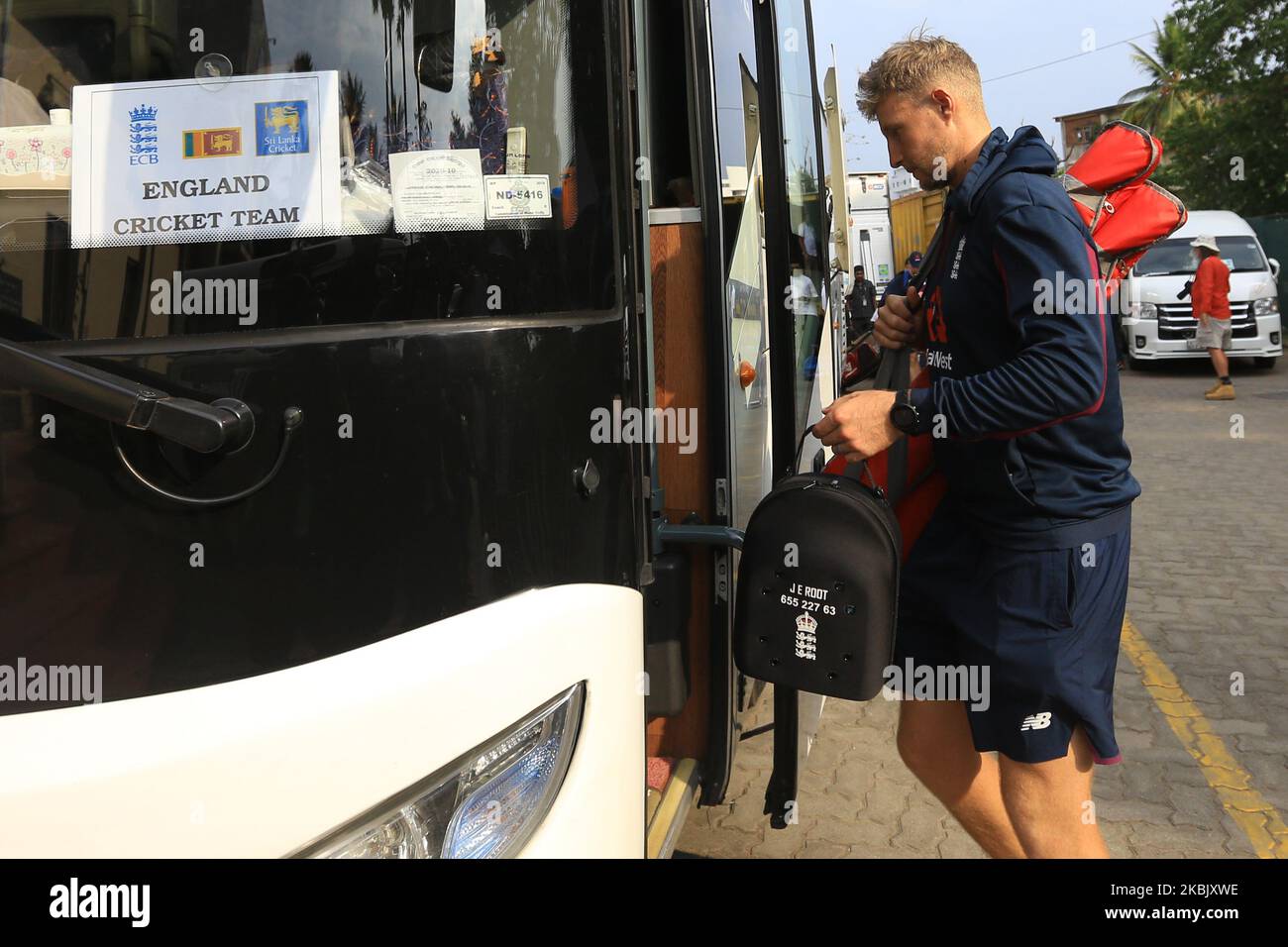 Il capitano di cricket dell'Inghilterra Joe Root entra in autobus dopo che la seconda partita di pratica è stata chiamata fuori a P Sara Oval il 13 marzo 2020 a Colombo, Sri Lanka la serie di test dell'Inghilterra contro lo Sri Lanka è stata rinviata a causa della pandemia di coronavirus. Tutti i giocatori e il personale torneranno al Il più presto possibile britannico in seguito alla decisione presa in "tempi senza precedenti”. "Il benessere fisico e mentale dei nostri giocatori e delle nostre squadre di supporto è fondamentale", ha dichiarato il Cricket Board (ECB) di Inghilterra e Galles in una dichiarazione. La serie Two-Test doveva iniziare a Galle giovedì 19 Marc Foto Stock