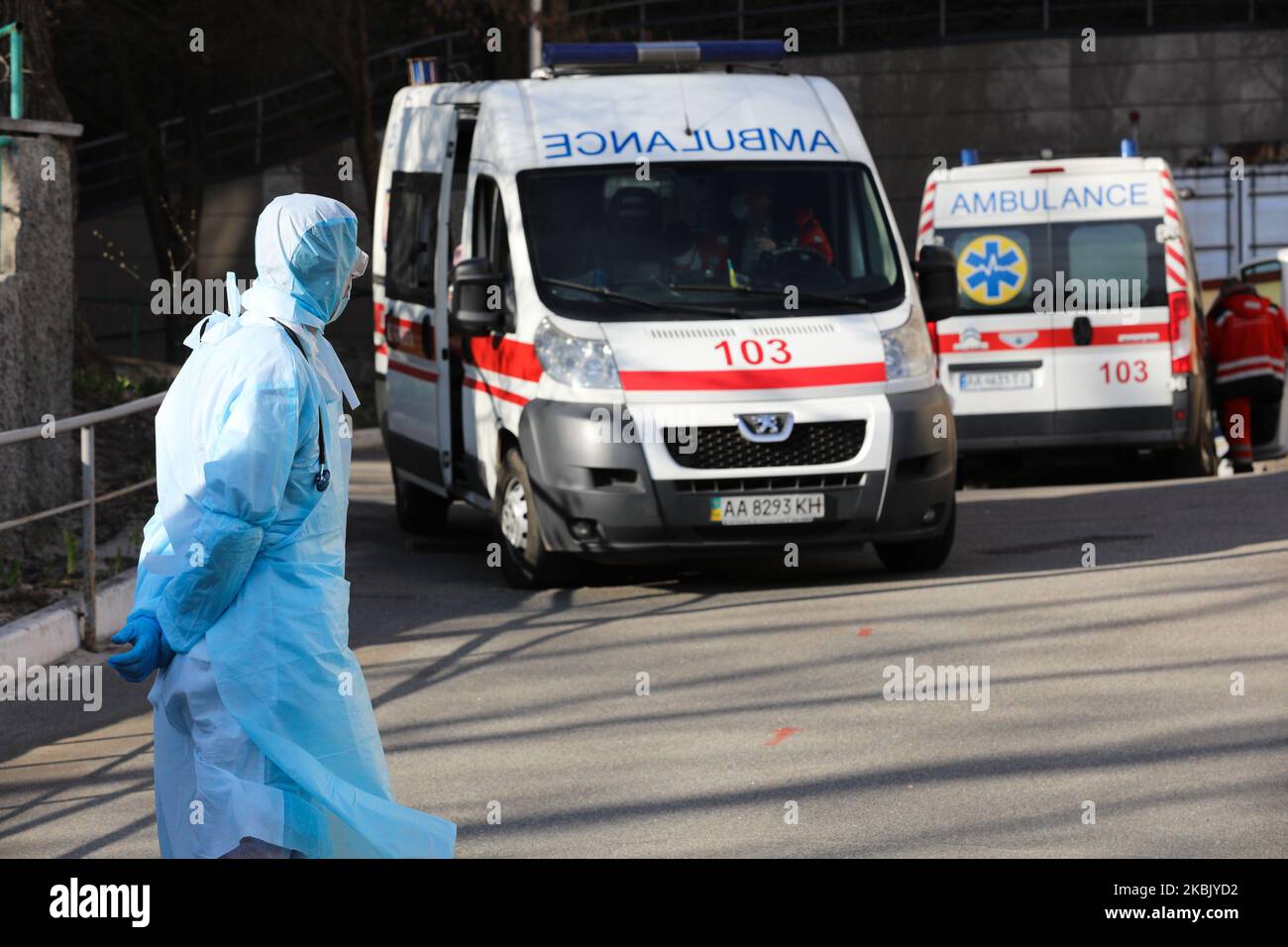 I veicoli di ambulanza ed i medici sono visti sorvegliare vicino al reparto infettivo dell'ospedale centro di Kyiv, Ucraina, 13 marzo 2020. L'Ucraina ha registrato il suo primo caso di coronavirus il 2 marzo a Chernivtsi Oblast, a circa 500 chilometri ad ovest di Kyiv. Il paziente era un ucraino che recentemente era tornato a casa dopo una vacanza in Italia. Altre due persone sono state testate positive il 10 marzo e oggi una di loro è morta. (Foto di Sergii Kharchenko/NurPhoto) Foto Stock