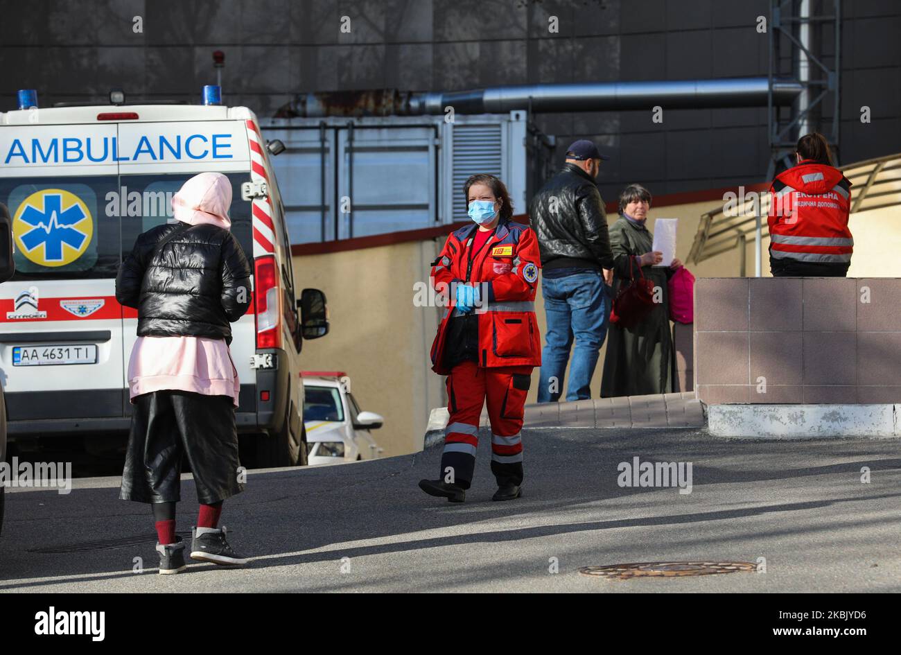 I veicoli di ambulanza ed i medici sono visti sorvegliare vicino al reparto infettivo dell'ospedale centro di Kyiv, Ucraina, 13 marzo 2020. L'Ucraina ha registrato il suo primo caso di coronavirus il 2 marzo a Chernivtsi Oblast, a circa 500 chilometri ad ovest di Kyiv. Il paziente era un ucraino che recentemente era tornato a casa dopo una vacanza in Italia. Altre due persone sono state testate positive il 10 marzo e oggi una di loro è morta. (Foto di Sergii Kharchenko/NurPhoto) Foto Stock