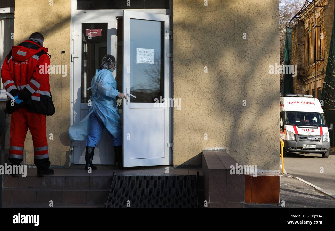 I veicoli di ambulanza ed i medici sono visti sorvegliare vicino al reparto infettivo dell'ospedale centro di Kyiv, Ucraina, 13 marzo 2020. L'Ucraina ha registrato il suo primo caso di coronavirus il 2 marzo a Chernivtsi Oblast, a circa 500 chilometri ad ovest di Kyiv. Il paziente era un ucraino che recentemente era tornato a casa dopo una vacanza in Italia. Altre due persone sono state testate positive il 10 marzo e oggi una di loro è morta. (Foto di Sergii Kharchenko/NurPhoto) Foto Stock