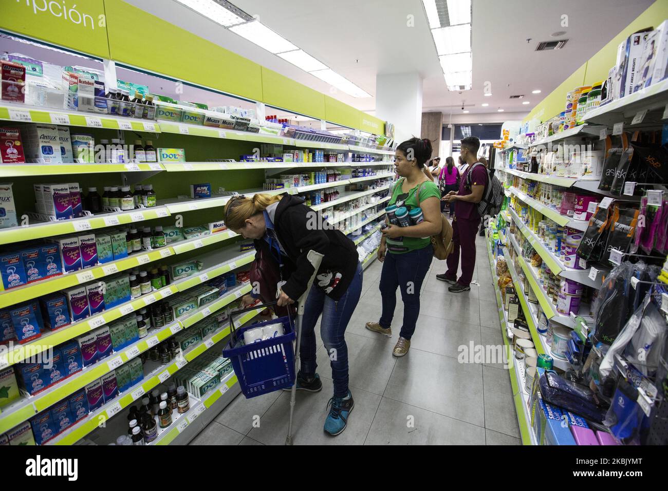Persone in cerca di forniture in una farmacia di Caracas a Caracas, Venezela, il 13 marzo 2020. Dopo l'annuncio di Delcy Rodriguez, vice presidente della repubblica del venezuela, dopo l'annuncio di due casi positivi di coronavirus nel paese, la gente per strada ha cominciato a indossare guanti e maschere, le classi sono state sospese a tutti i livelli accademici. (Foto di Luis Morillo/NurPhoto) Foto Stock