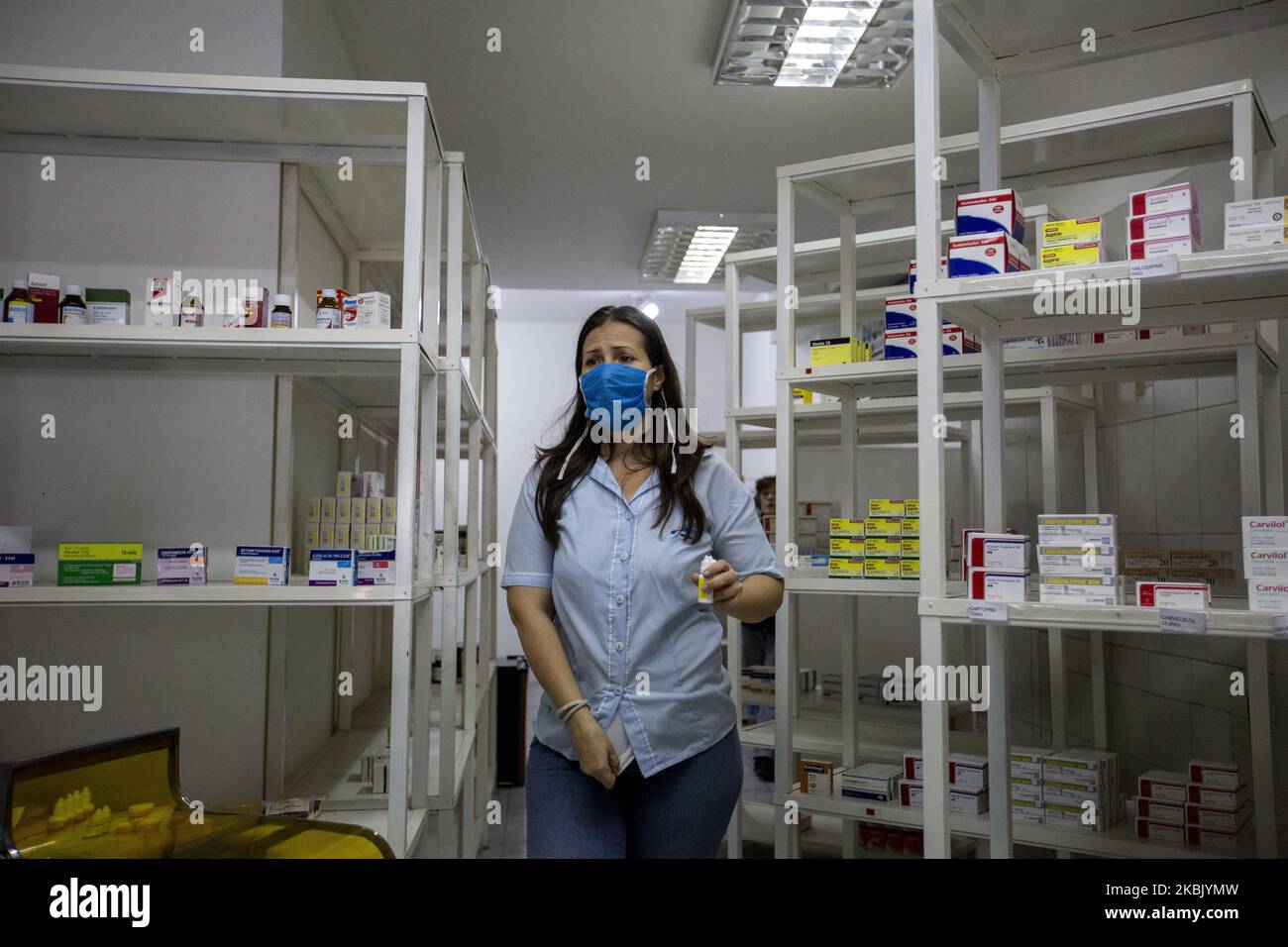 Il dipendente di una farmacia cerca forniture nel magazzino di Caracas, Venezela, il 13 marzo 2020. Dopo l'annuncio di Delcy Rodriguez, vice presidente della repubblica del venezuela, dopo l'annuncio di due casi positivi di coronavirus nel paese, la gente per strada ha cominciato a indossare guanti e maschere, le classi sono state sospese a tutti i livelli accademici. (Foto di Luis Morillo/NurPhoto) Foto Stock