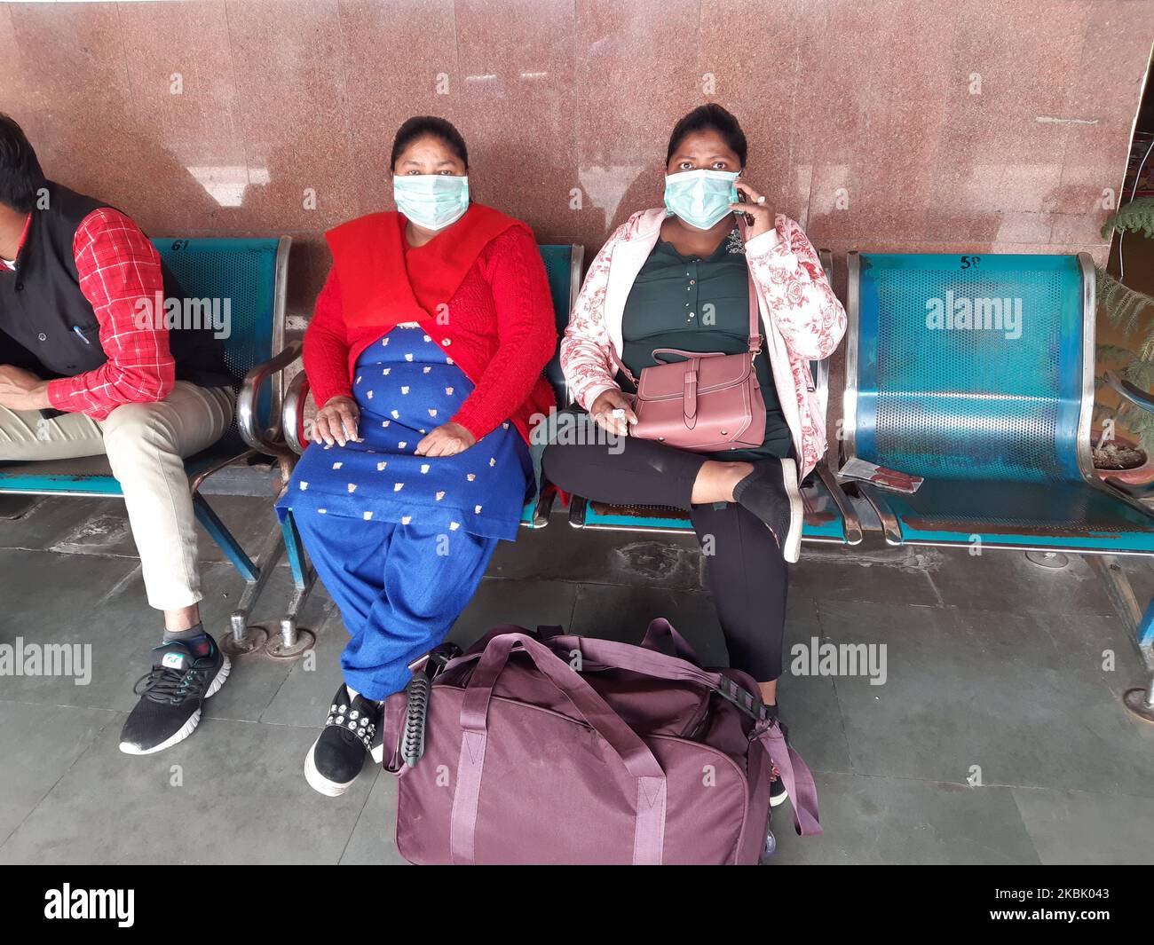 Passeggeri ferroviari che indossano maschere come misura precauzionale contro COVID-19 in un ospedale governativo gestito a Moradabad, utter Pradesh, India, il 14 marzo 2020. Per la maggior parte delle persone, il nuovo coronavirus causa solo sintomi lievi o moderati. Per alcuni, può causare una malattia più grave, soprattutto negli adulti più anziani e nelle persone con problemi di salute esistenti. (Foto di Debajyoti Chakraborty/NurPhoto) Foto Stock