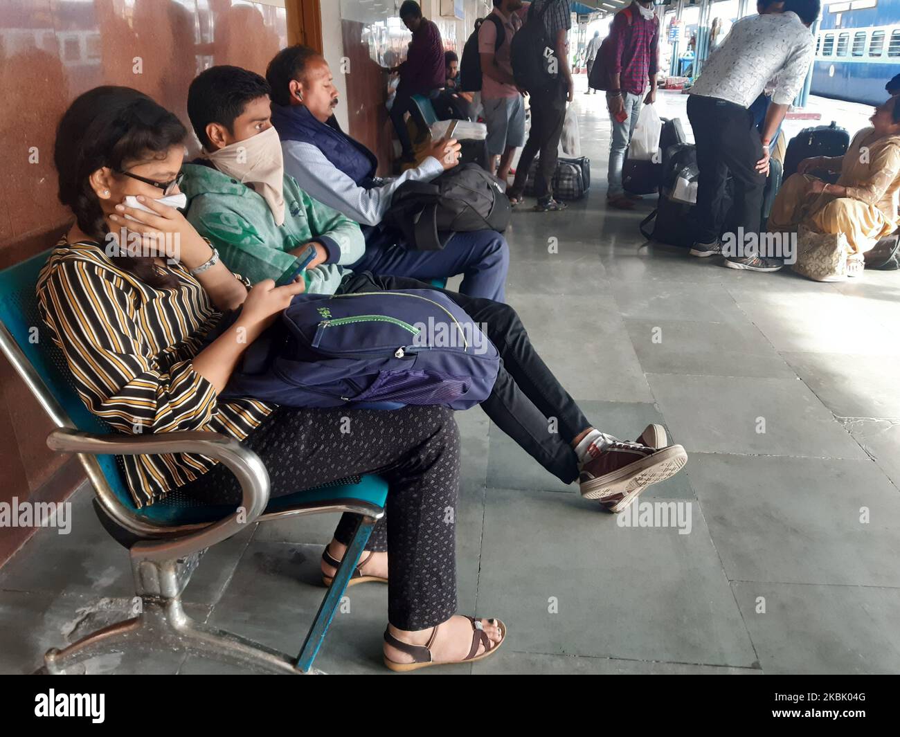 Passeggeri ferroviari che indossano maschere come misura precauzionale contro COVID-19 in un ospedale governativo gestito a Moradabad, utter Pradesh, India, il 14 marzo 2020. Per la maggior parte delle persone, il nuovo coronavirus causa solo sintomi lievi o moderati. Per alcuni, può causare una malattia più grave, soprattutto negli adulti più anziani e nelle persone con problemi di salute esistenti. (Foto di Debajyoti Chakraborty/NurPhoto) Foto Stock